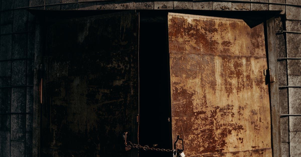 rostiga luckor med låskedja