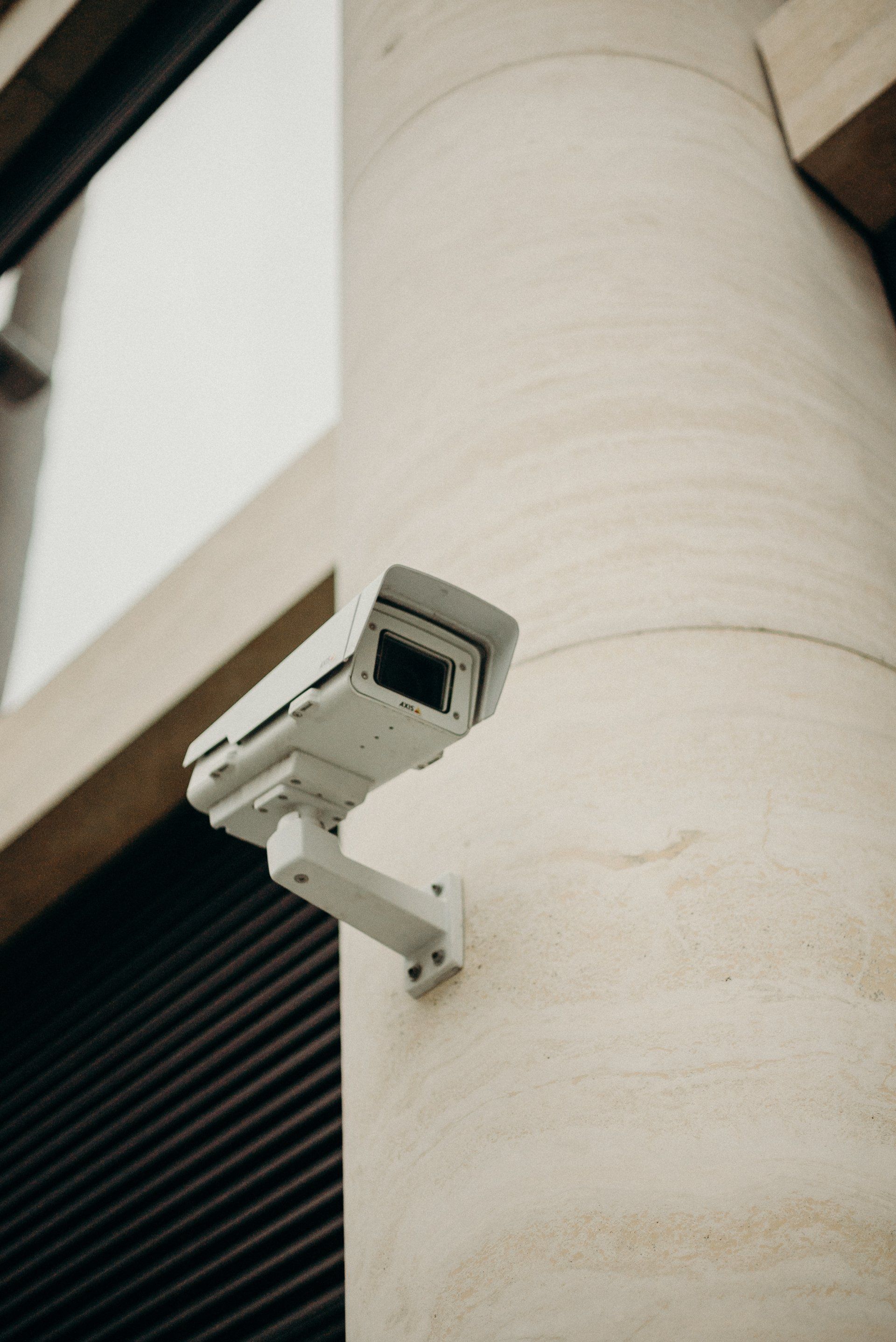 una telecamera di sicurezza è montata sul lato di un edificio.