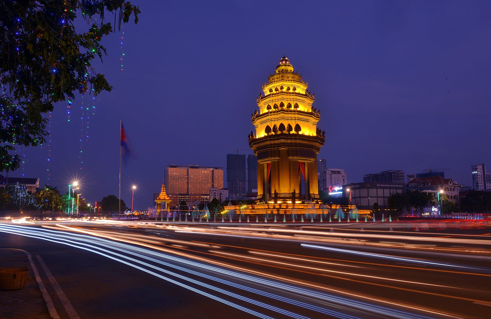 Night view of Independence Monument in Phnom Penh, Cambodia.