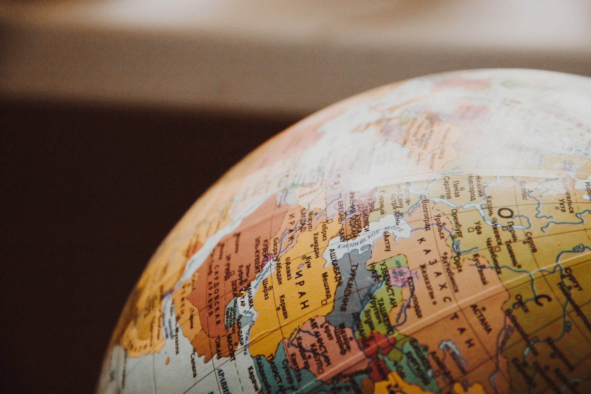Een close-up van een wereldbol met een kaart van de wereld erop.