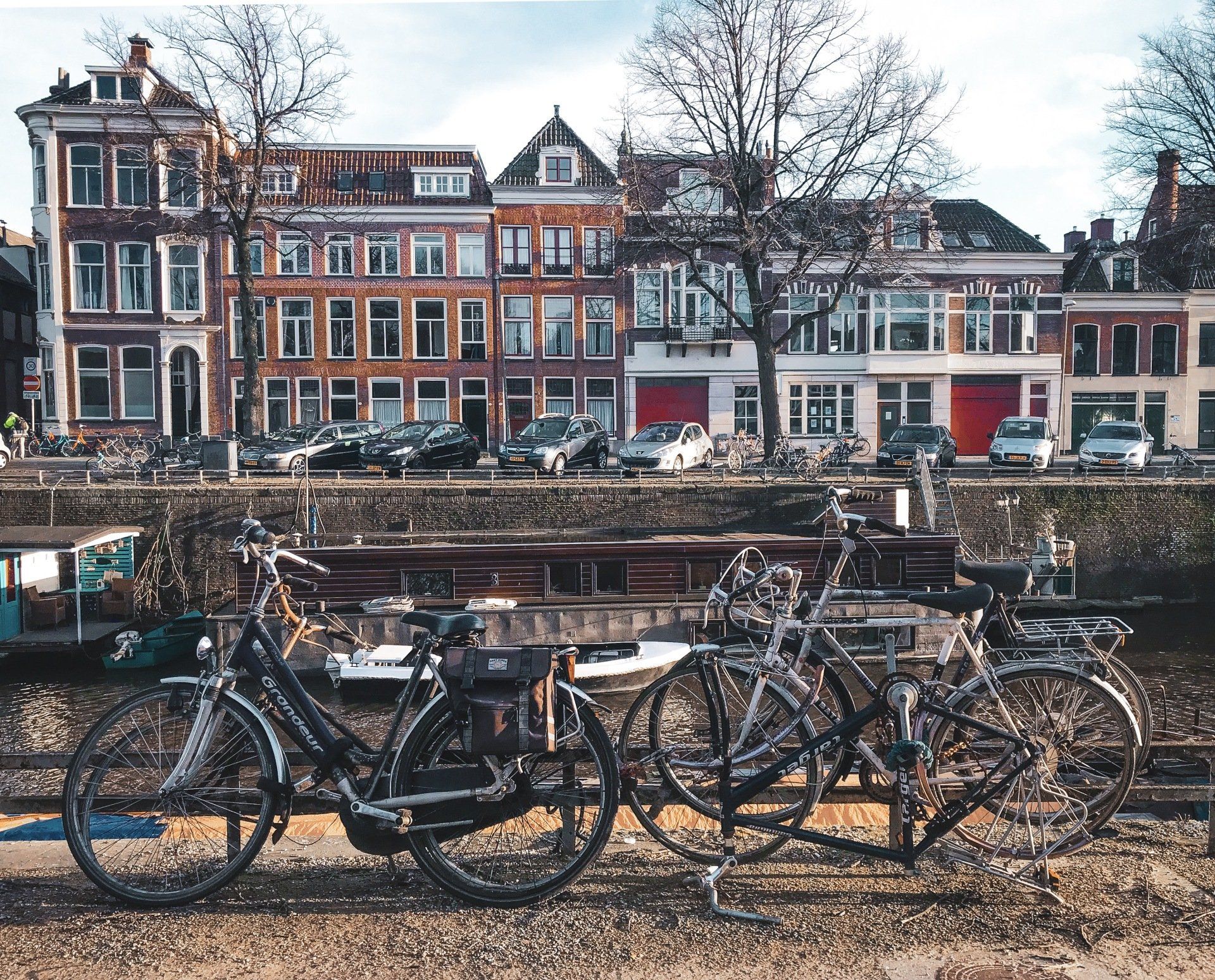 Dagelijks Groningen met gracht en fietsen