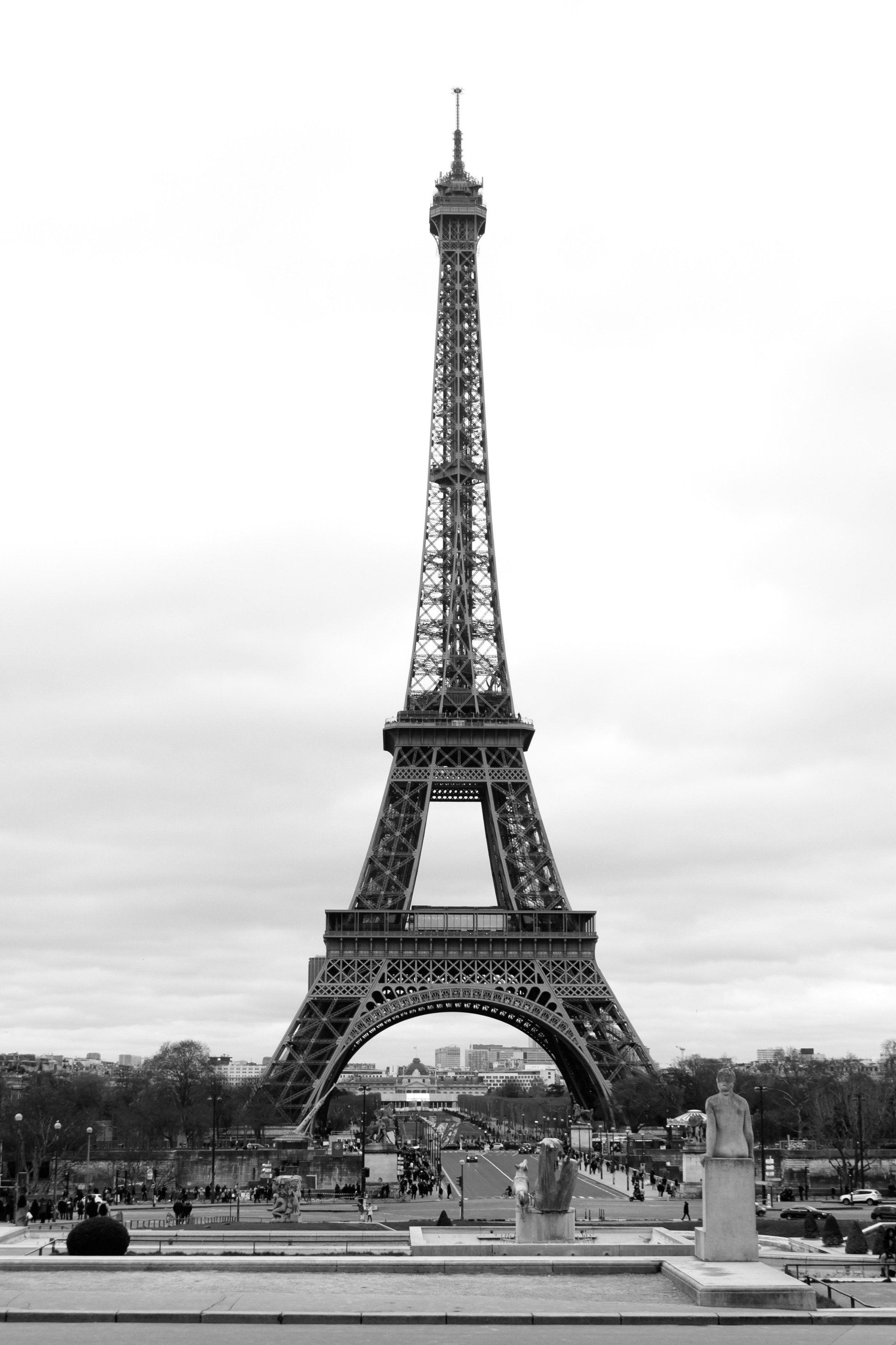 A black and white photo of the eiffel tower in paris.