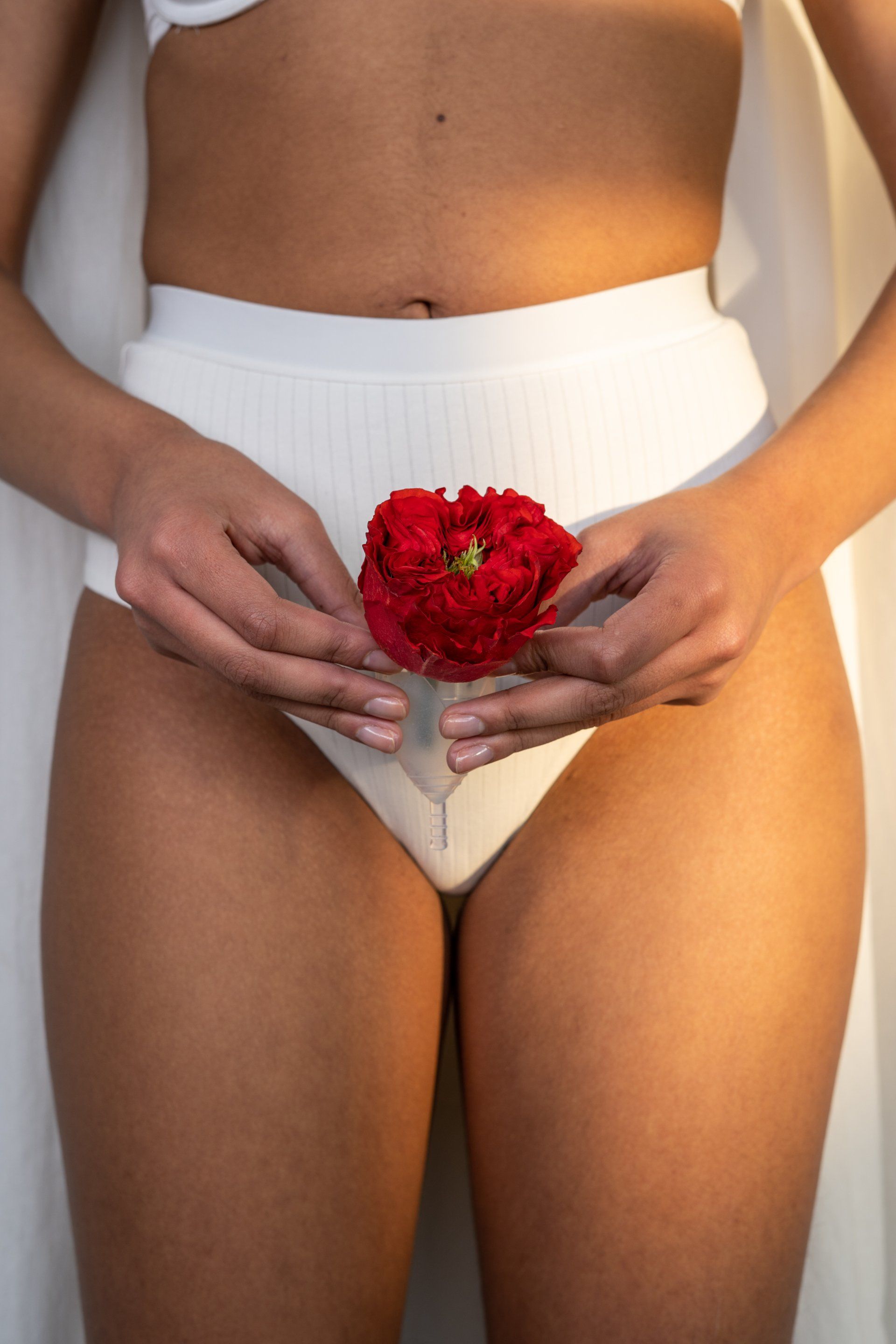 mulher segurando uma flor, representando o período menstrual