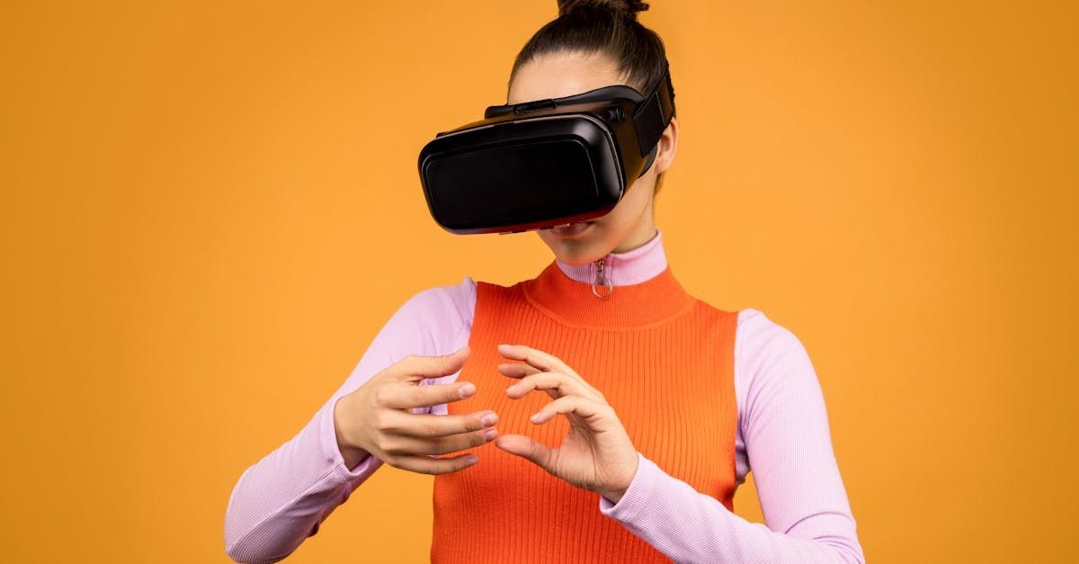 Een vrouw draagt ​​een virtual reality-headset.