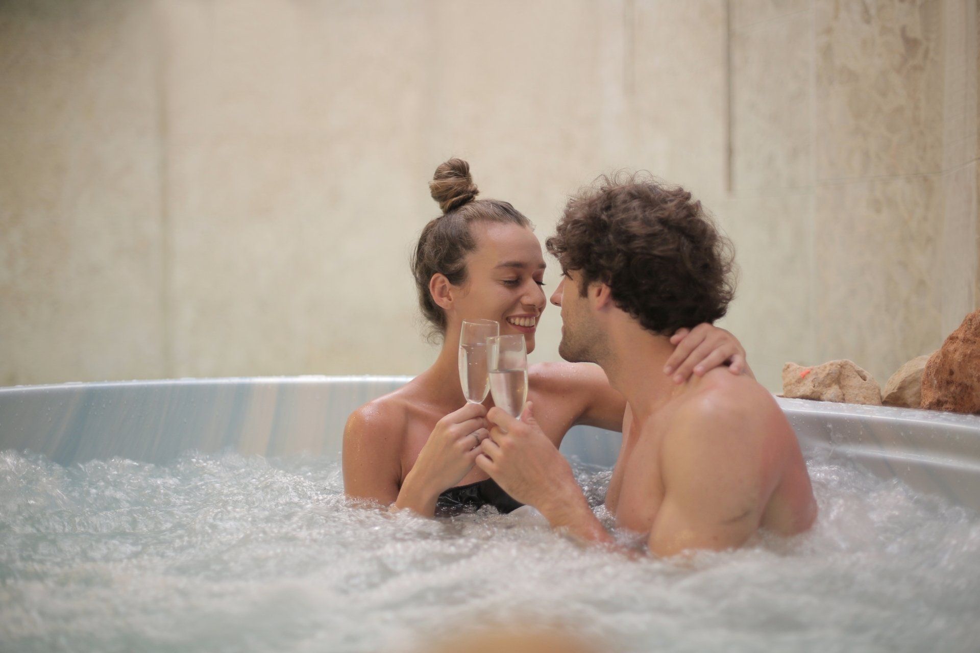 couple qui se détend et boit un verre dans un spa