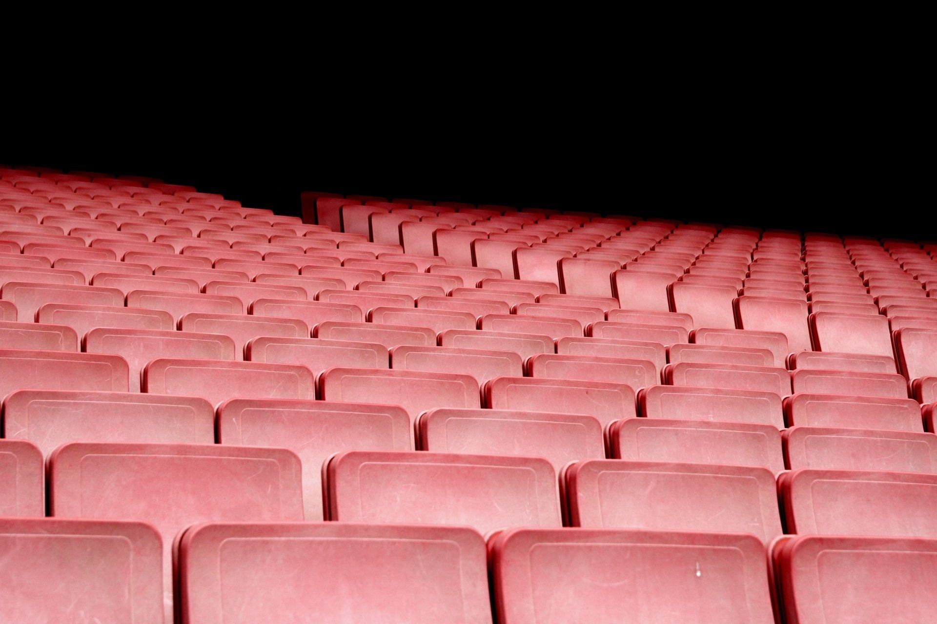 siège rouge dans une salle de théâtre