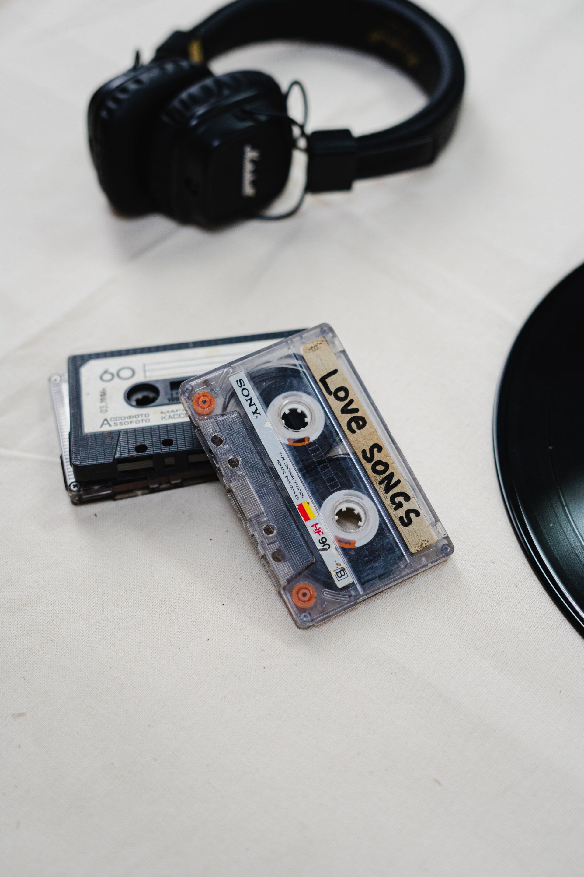 une cassette sony avec des chansons d' amour écrites dessus