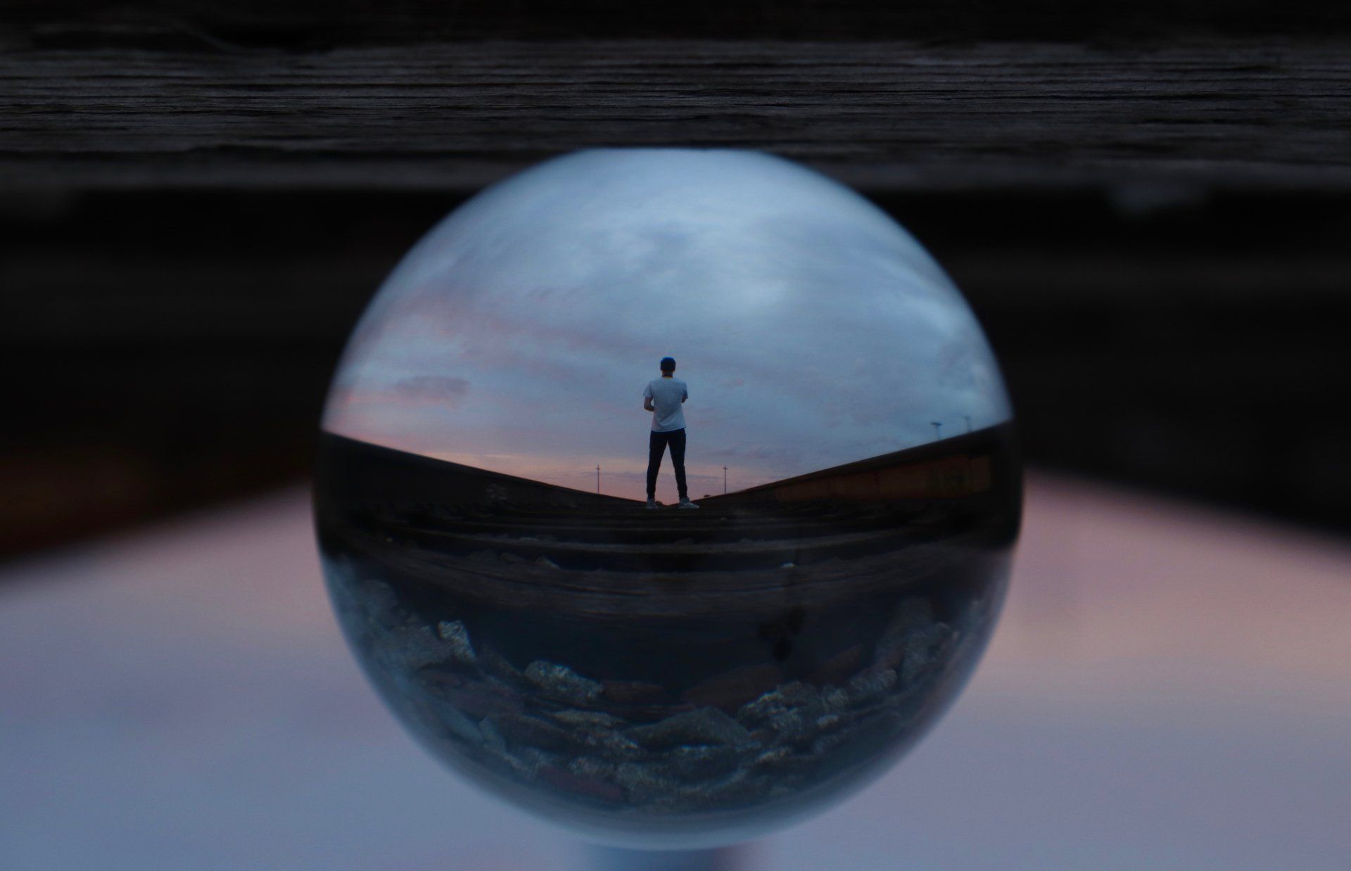Uomo riflesso in una sfera