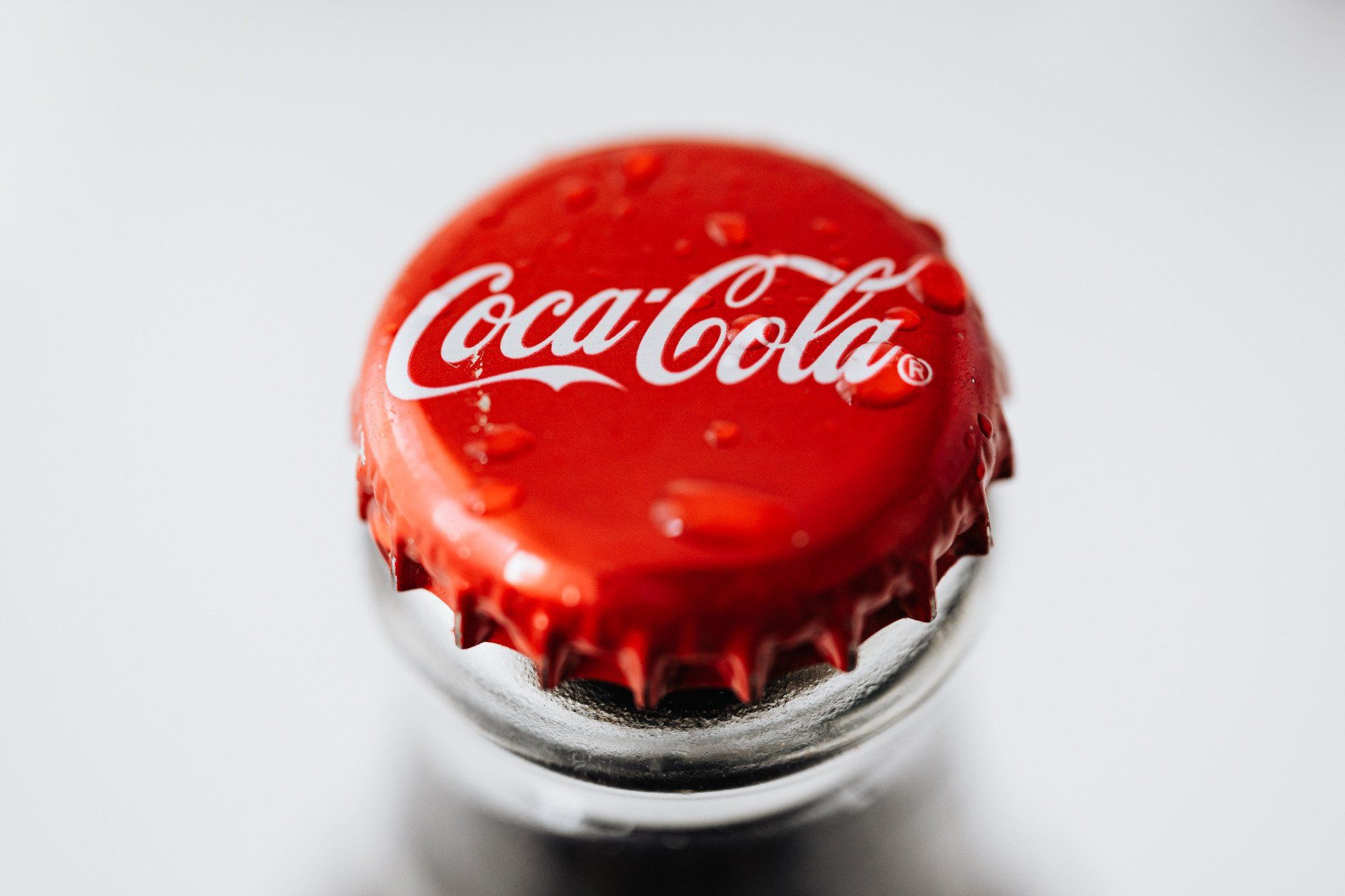 Bilde av logoen til Coca Cola på en bruskork