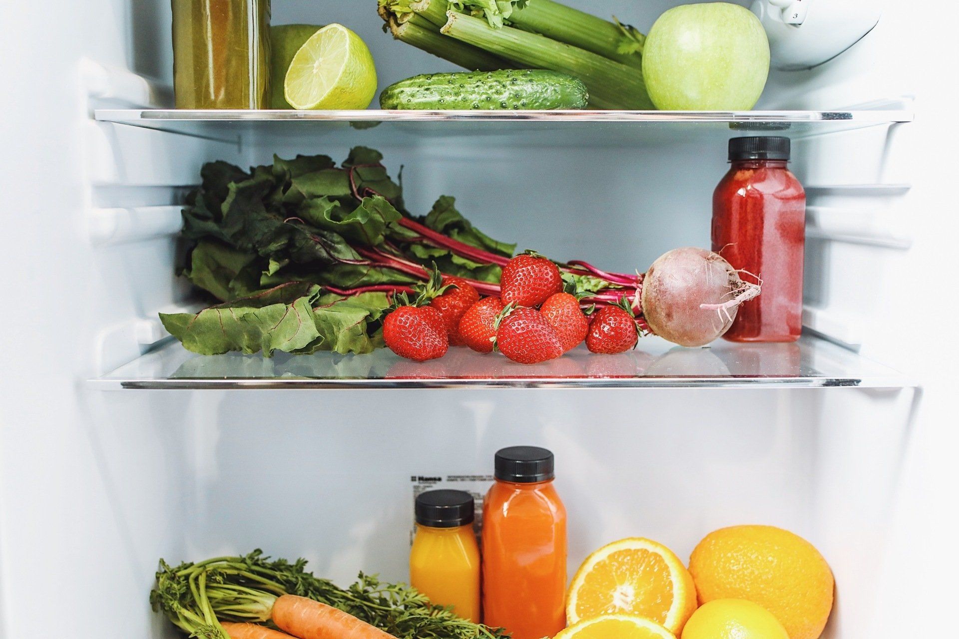frigorifero pieno di frutta e verdura