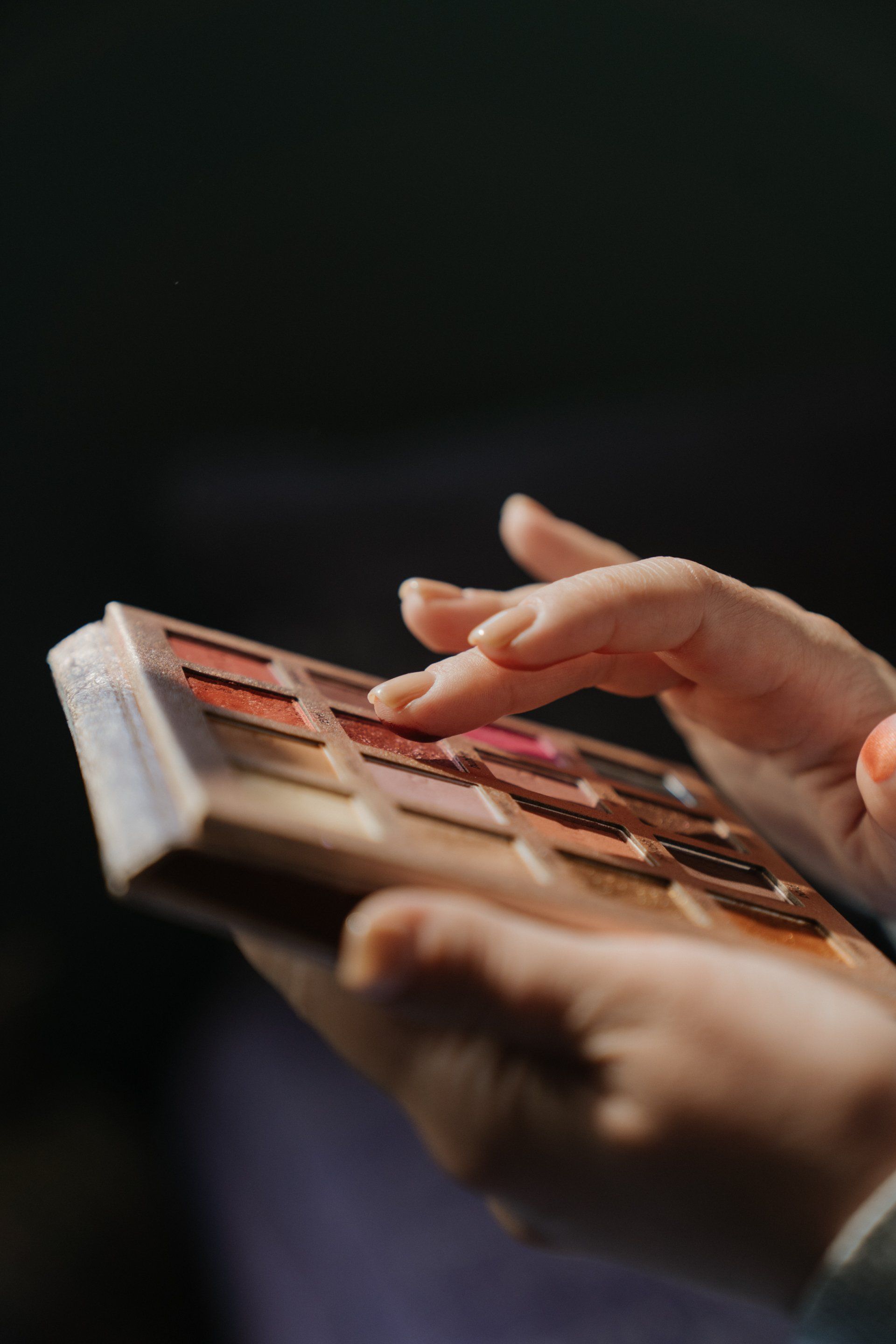 一個人手裡拿著一盤眼影。