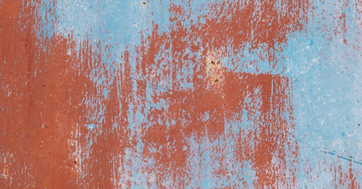 rost som tränger igenom en blåaktig lack