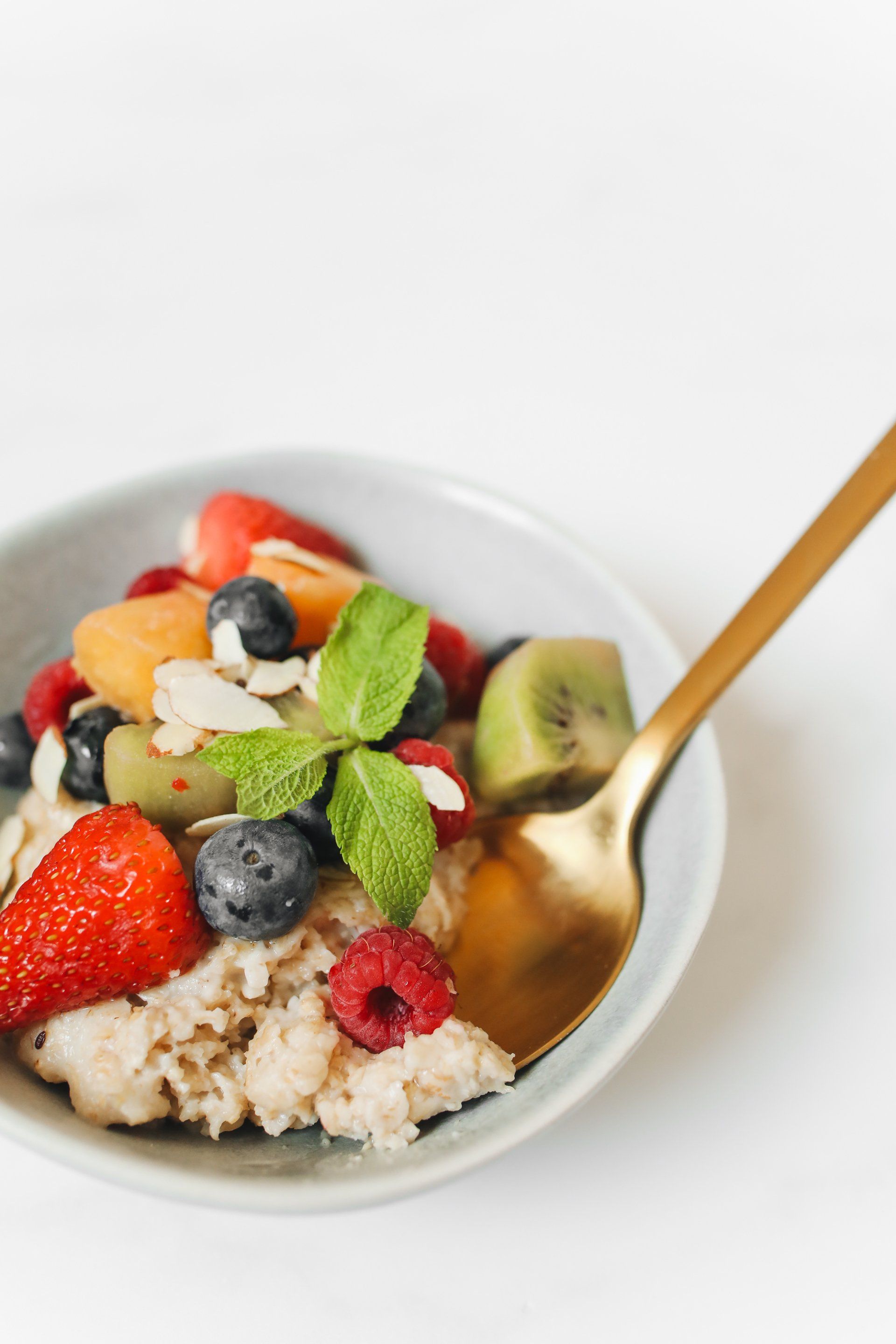 Sommerliche Porridge-Ideen für heiße Tage: erfrischend-leichte Rezepte