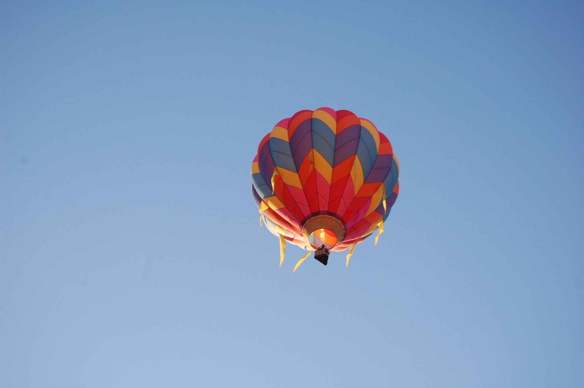 Luchtballon in de blauwe lucht