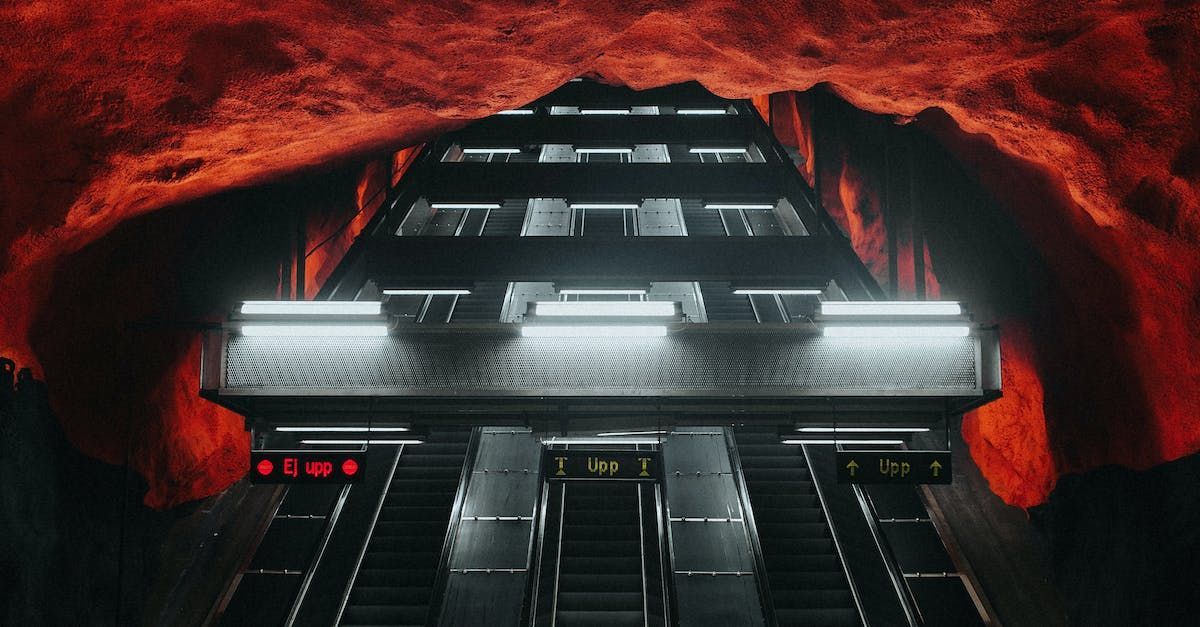 intensivt rött på väggar och i tak vid T-banestationen Solna Centrum