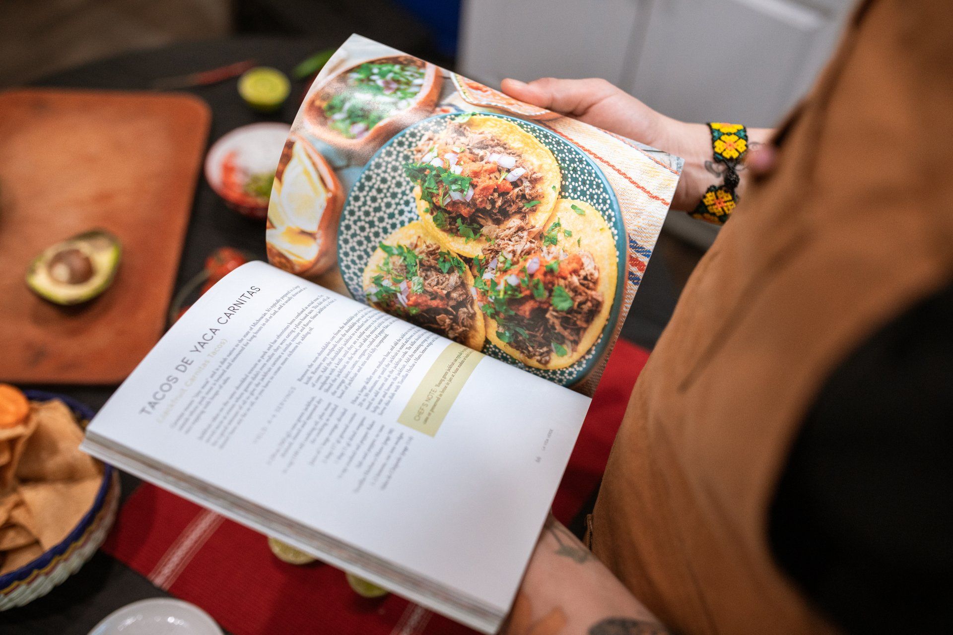 una persona tiene in mano un libro di cucina