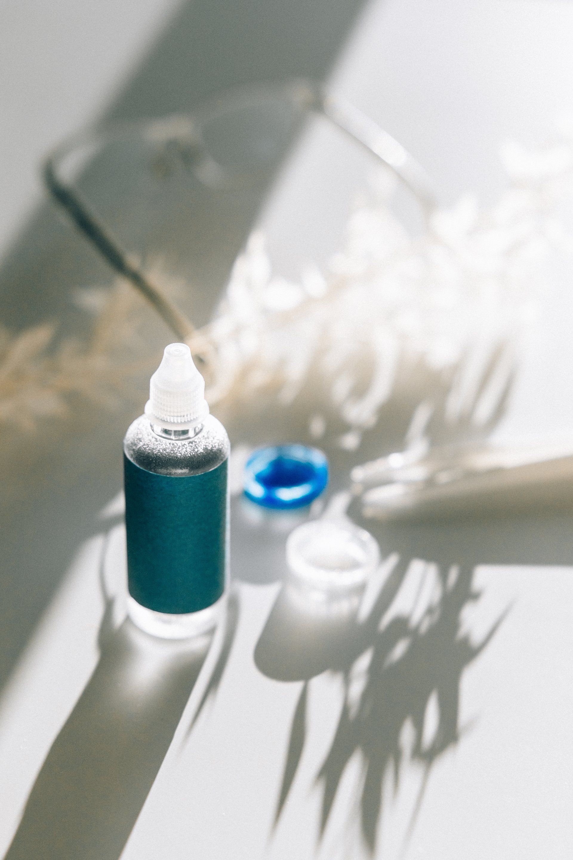 eine blaue Flasche mit einem blauen Deckel