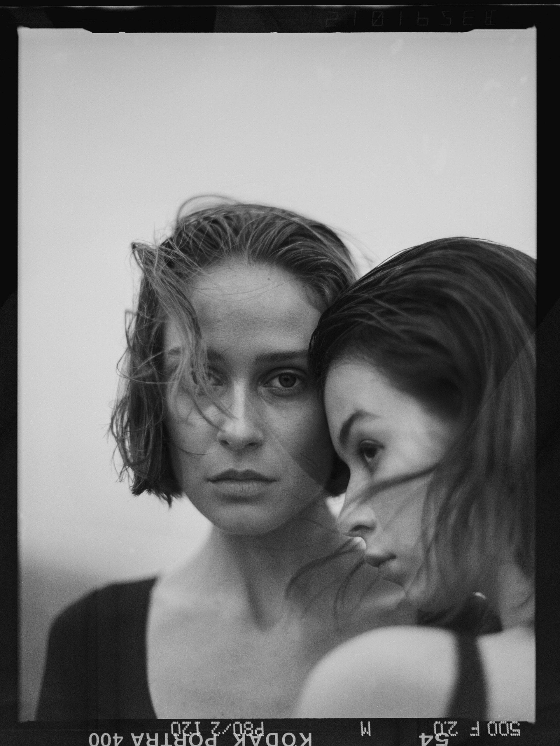 due donne sono una accanto all'altra in una foto in bianco e nero
