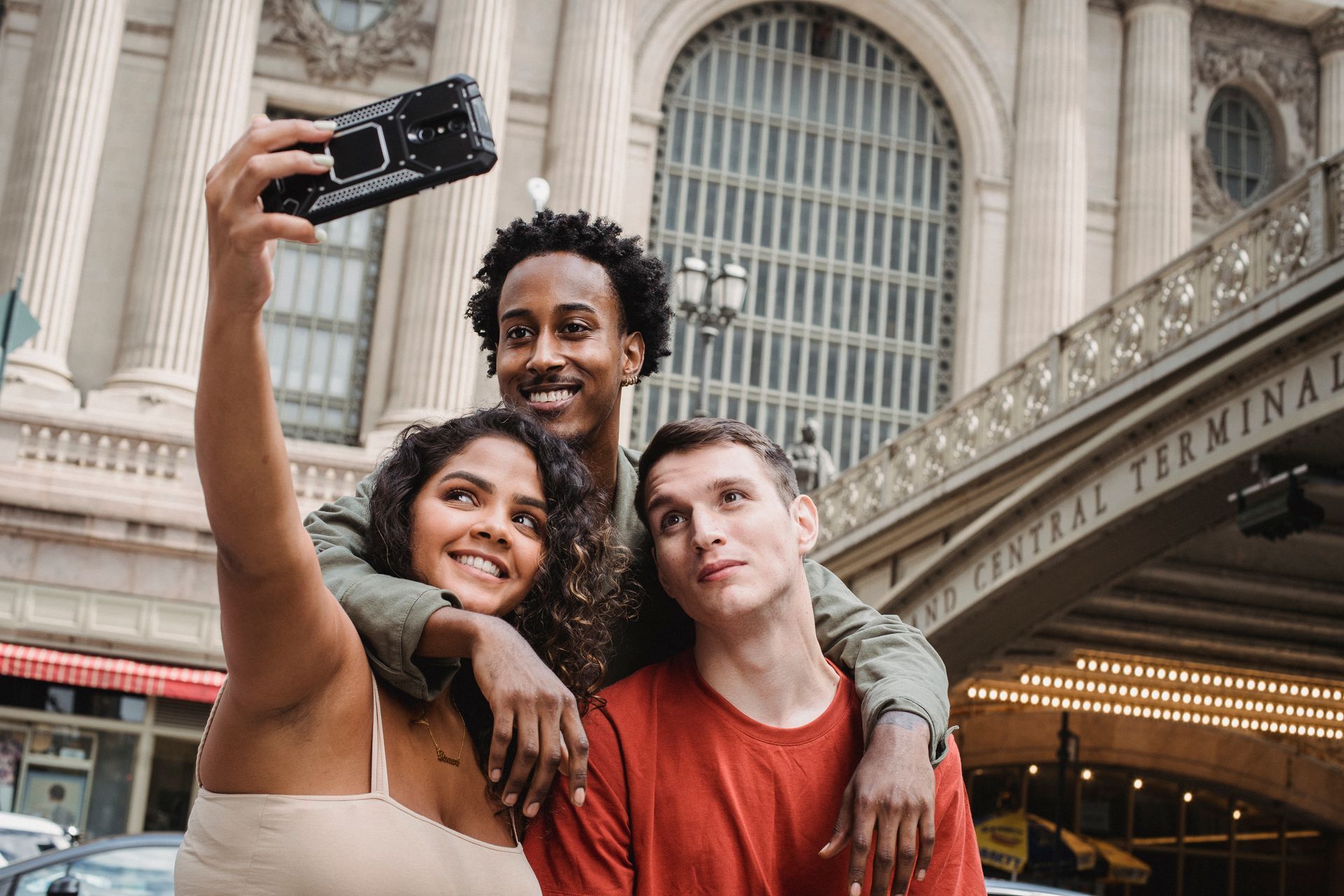 Grupo de amigos tirando uma selfie em um lugar turístico na cidade