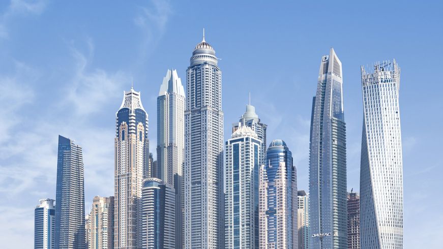 Uma fileira de edifícios altos contra um céu azul