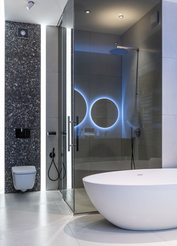 Een badkamer met ligbad en toilet