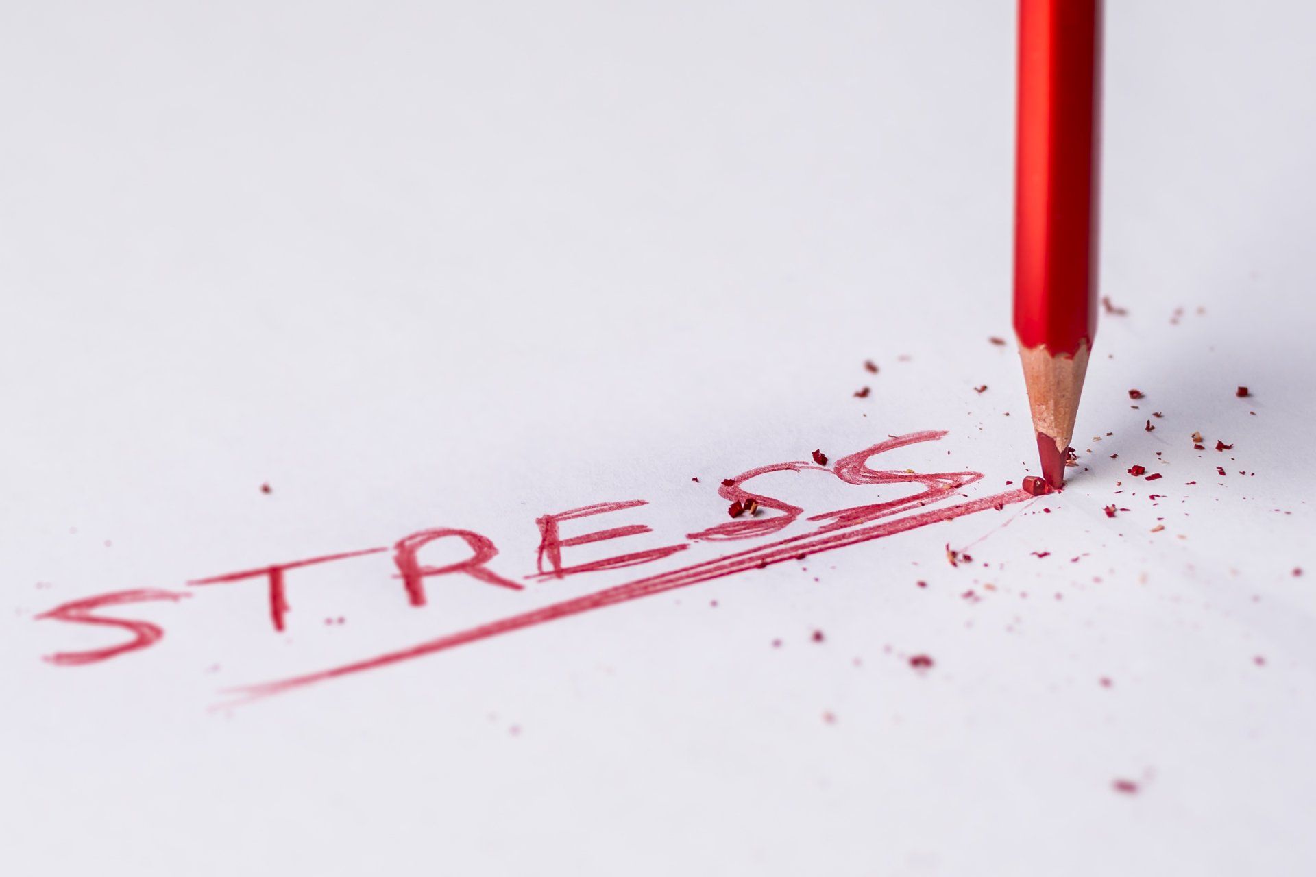 het woord stress met rood potlood geschreven