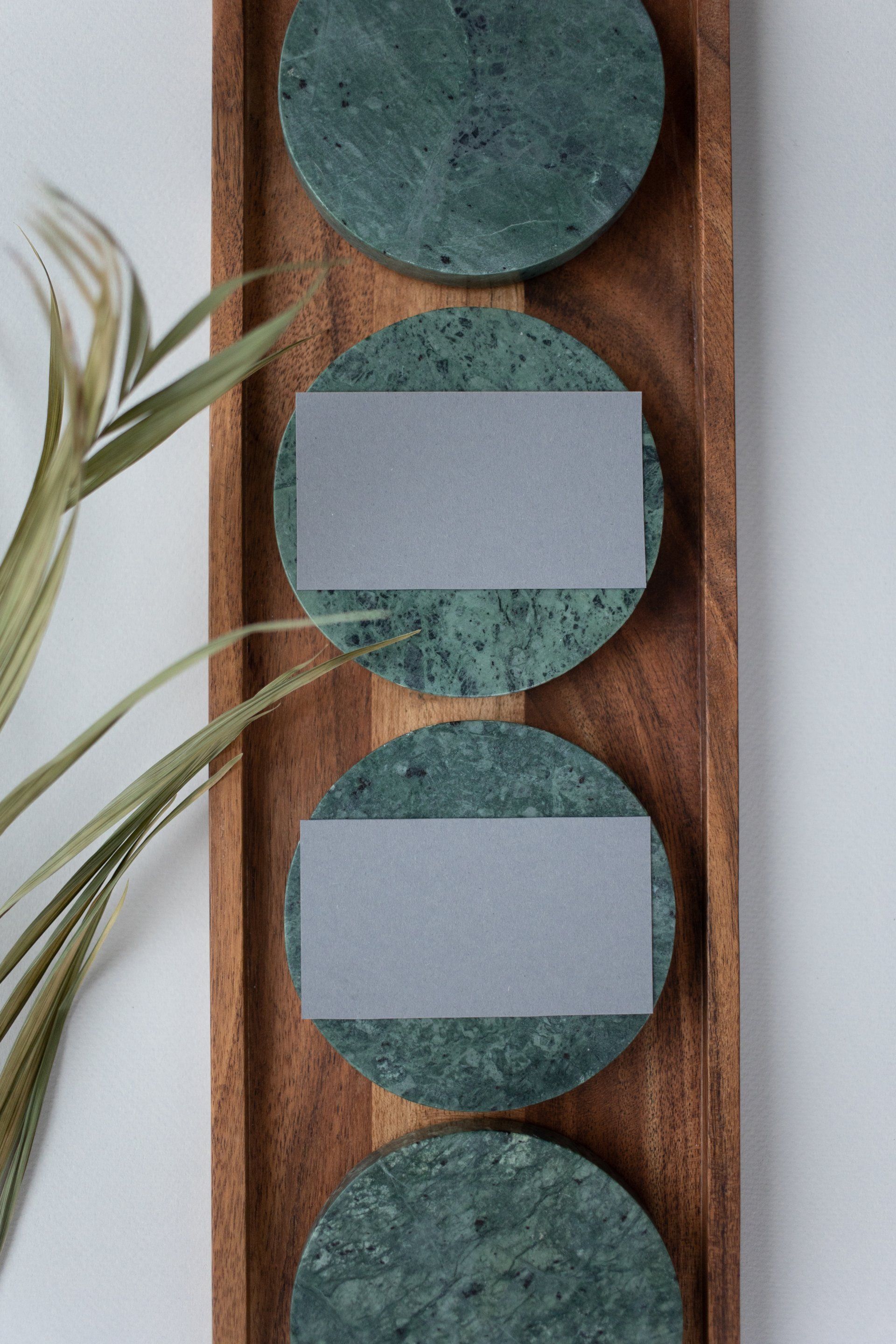 trois ronds en marbre sont disposés sur un plateau en bois