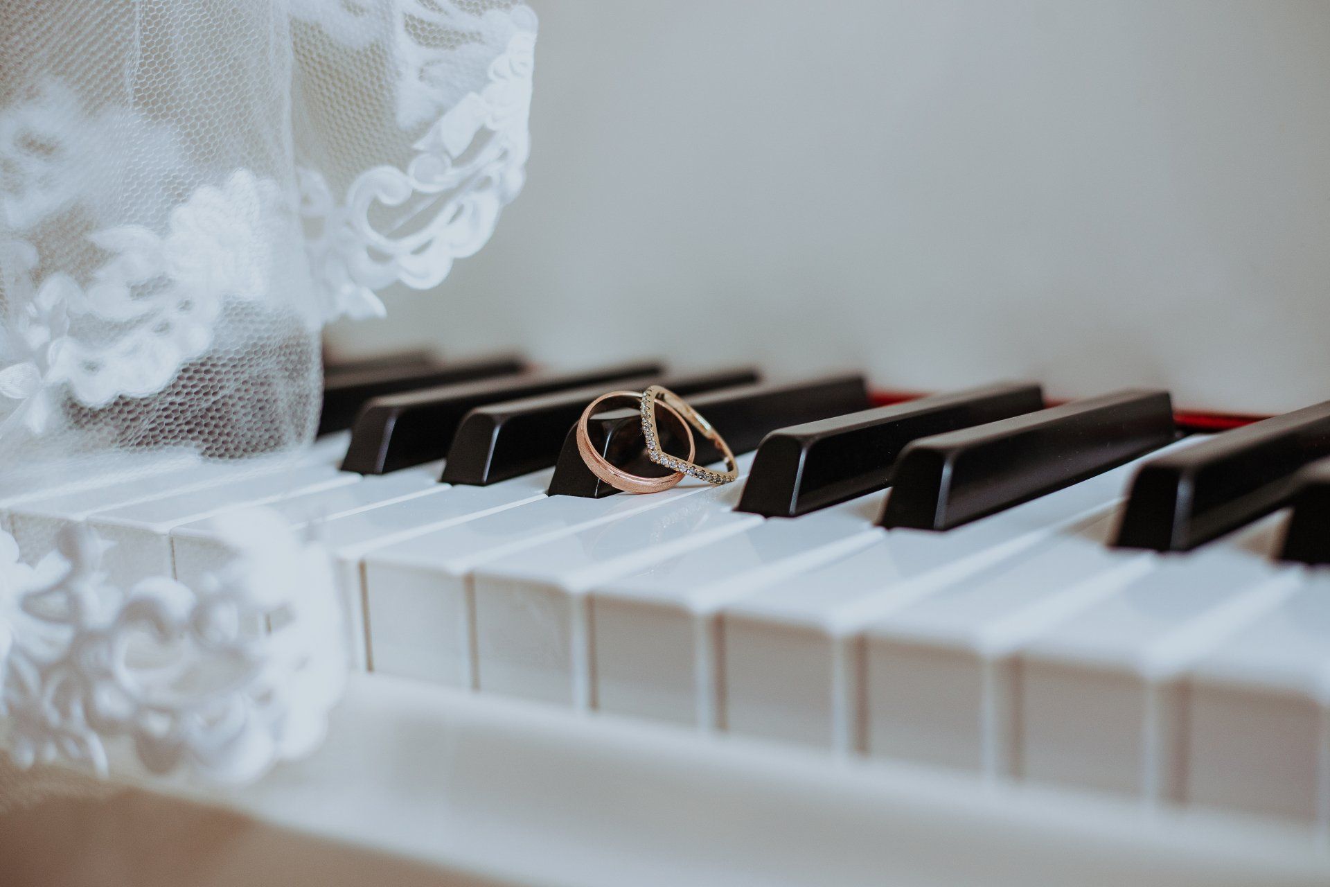 piano at a wedding for wedding music