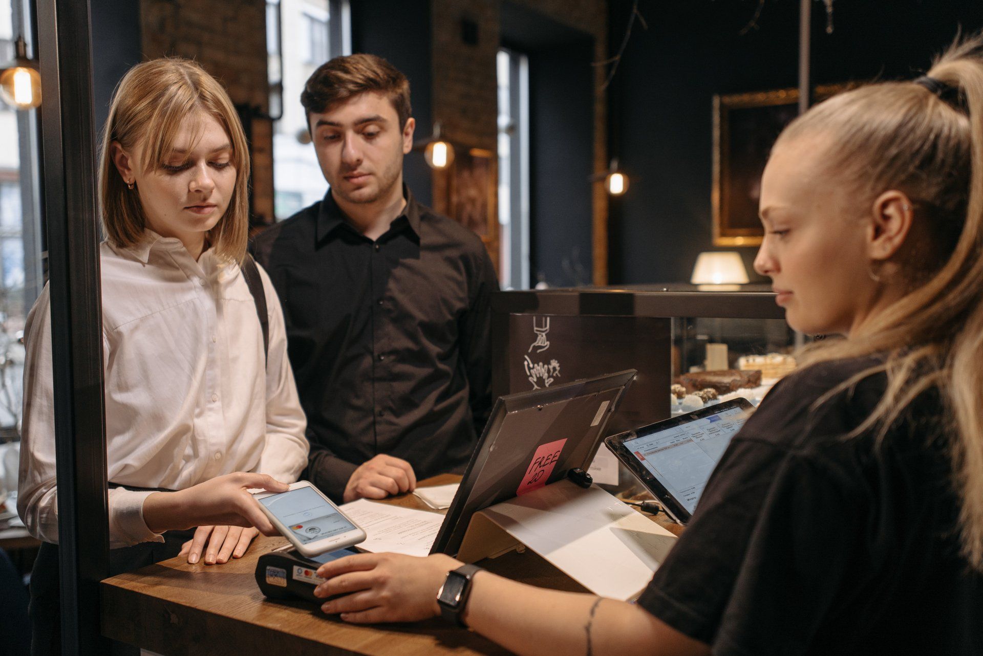 A group of people are sitting at a table in a restaurant.