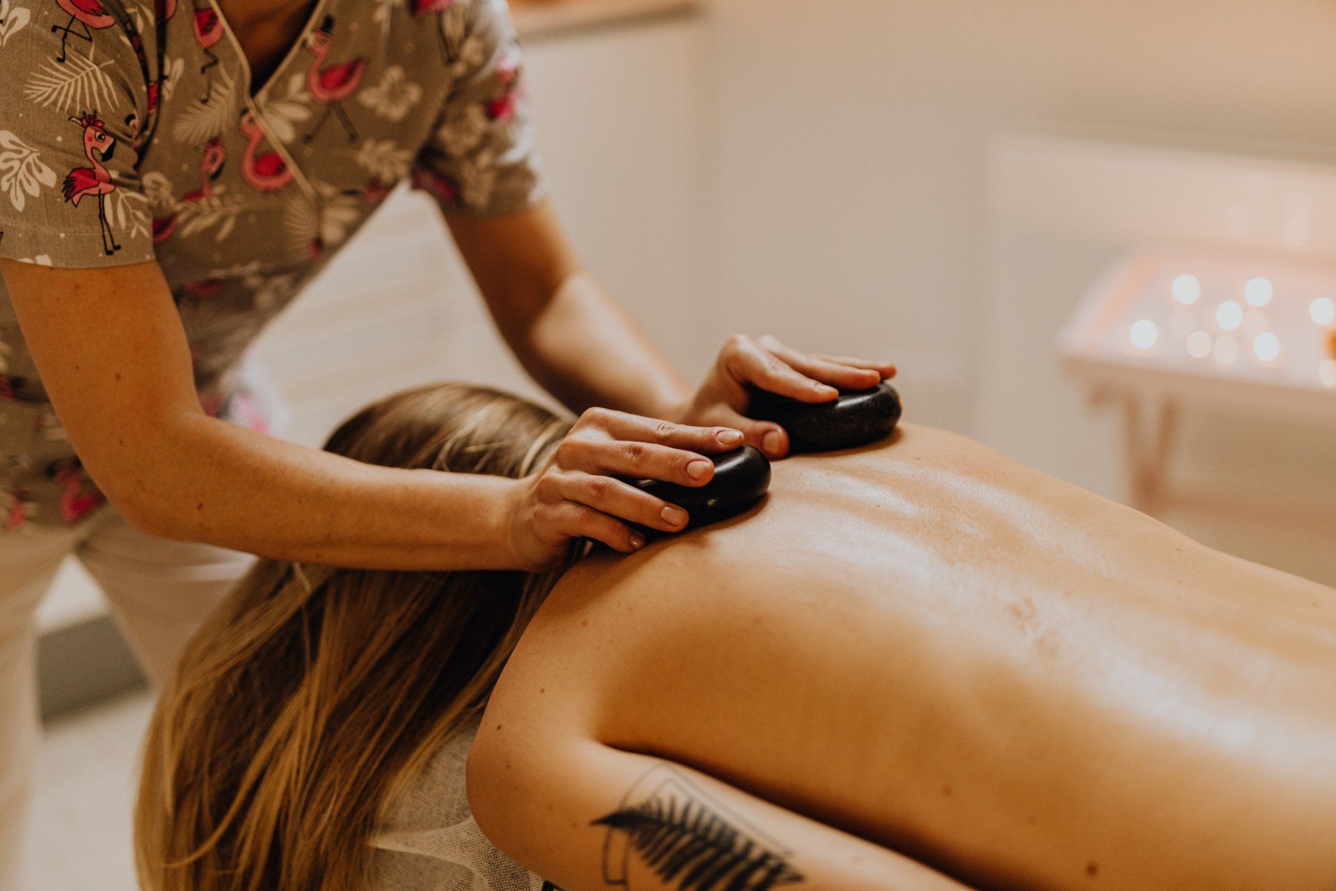 Mulher recebendo massagem relaxante no pescoço