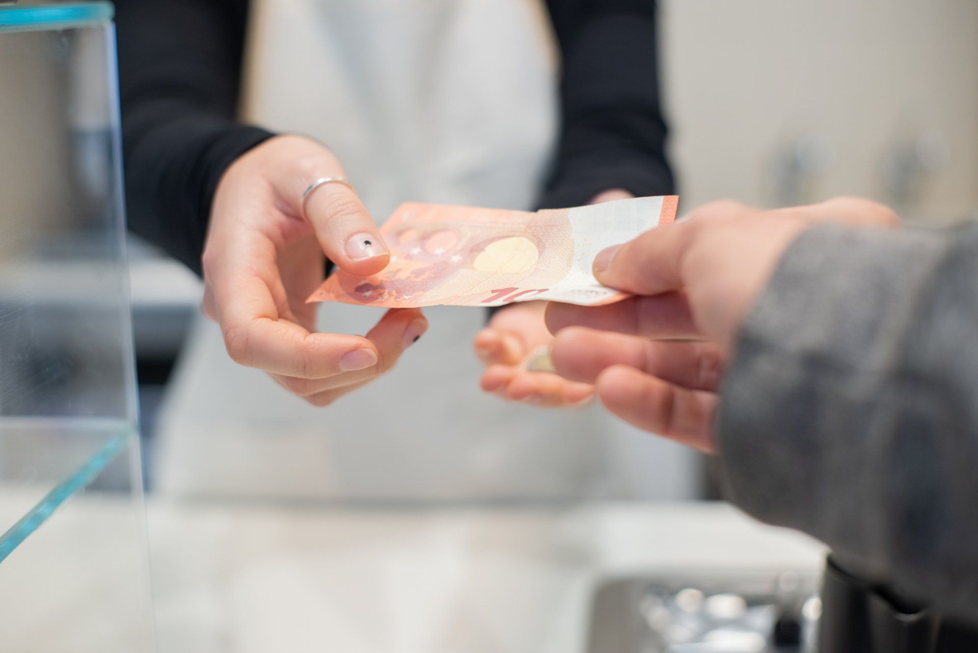 Right to pay in cash