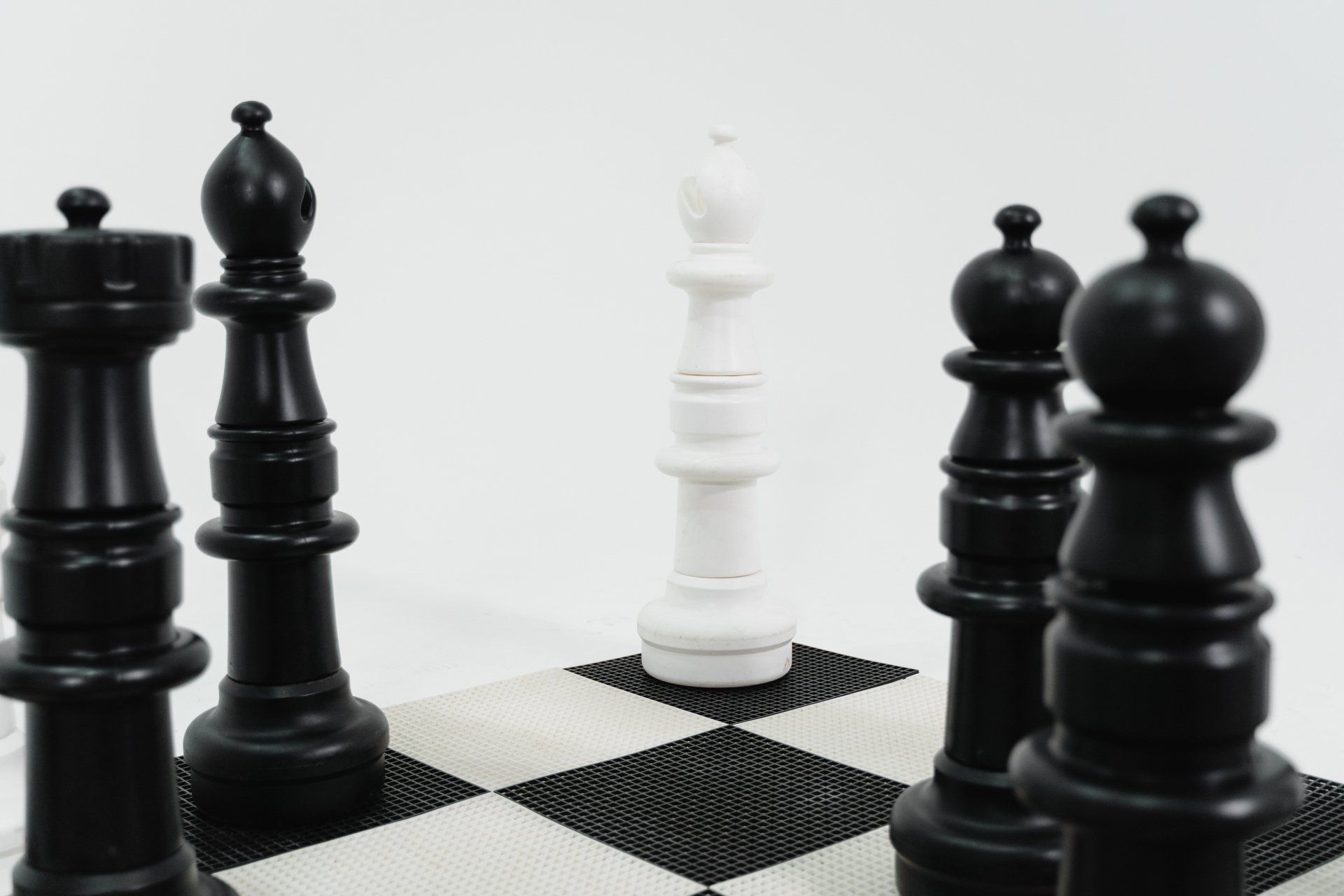 schackpjäser i svart och vitt