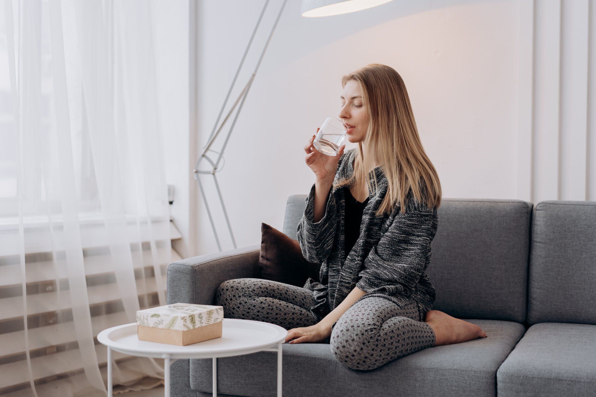 donna che beve tisana detox
