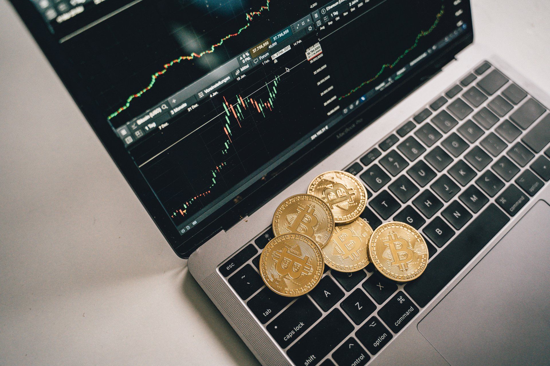 Una computadora portátil con un montón de monedas de oro en el teclado.