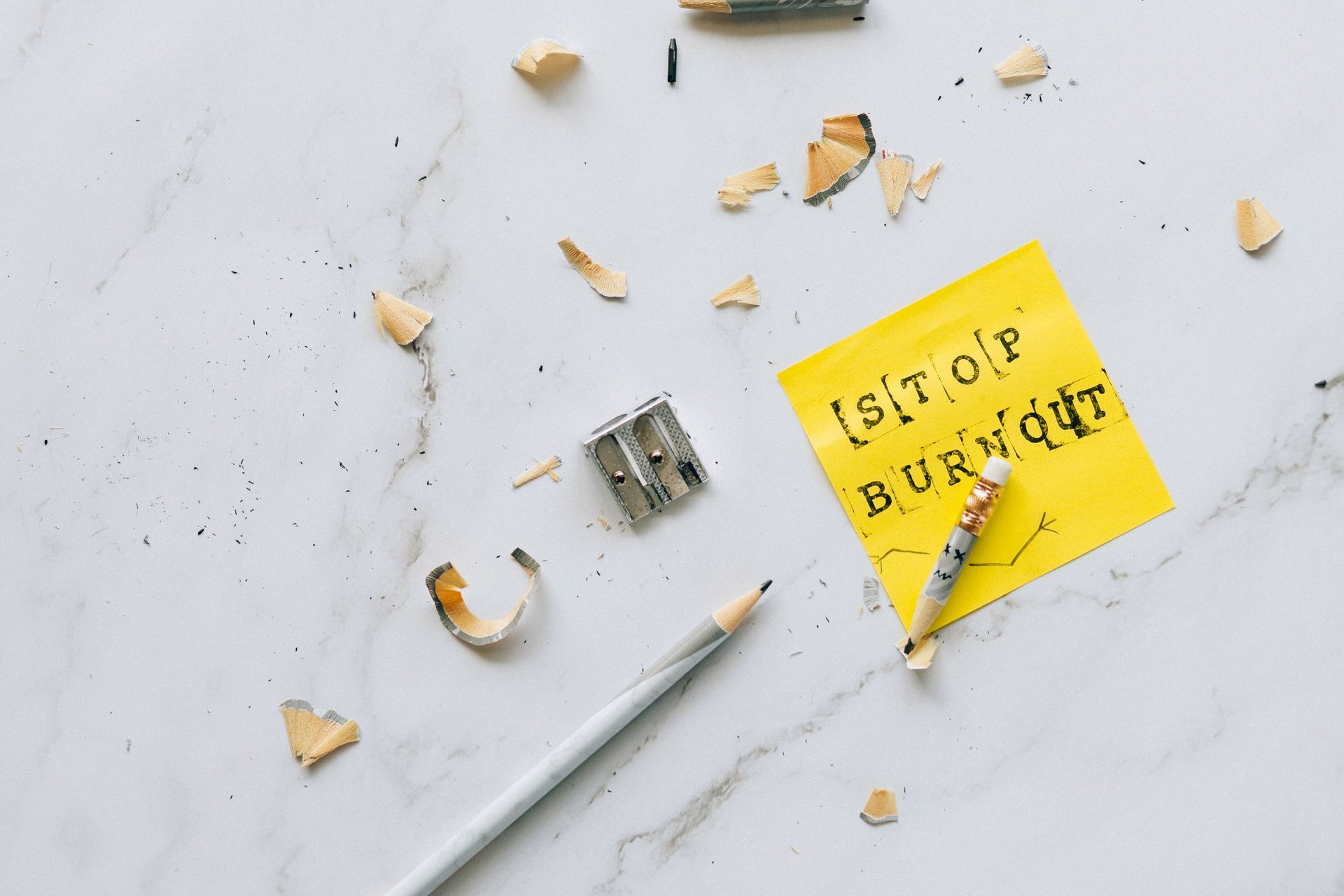 une note jaune avec le mot stop burnout écrit dessus