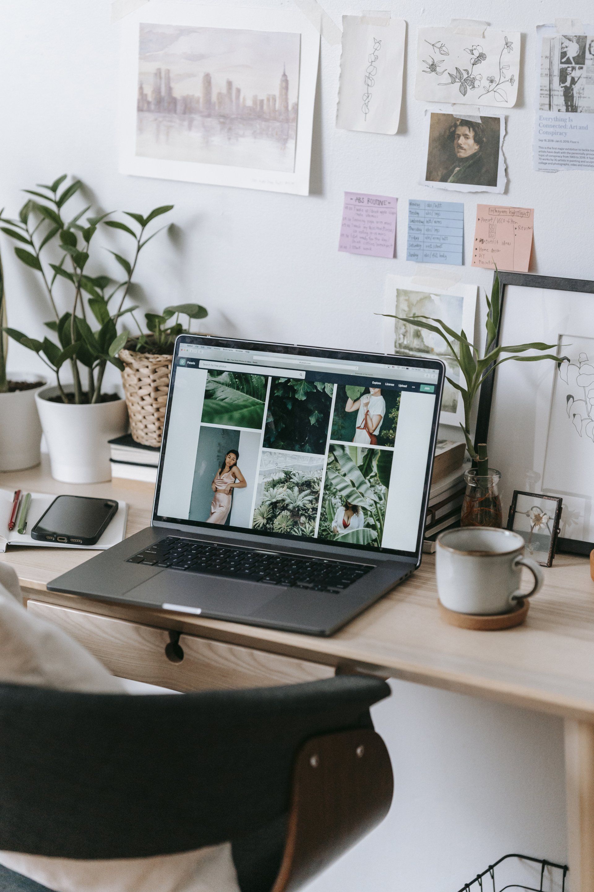 Une personne est assise à un bureau avec un ordinateur portable dessus.