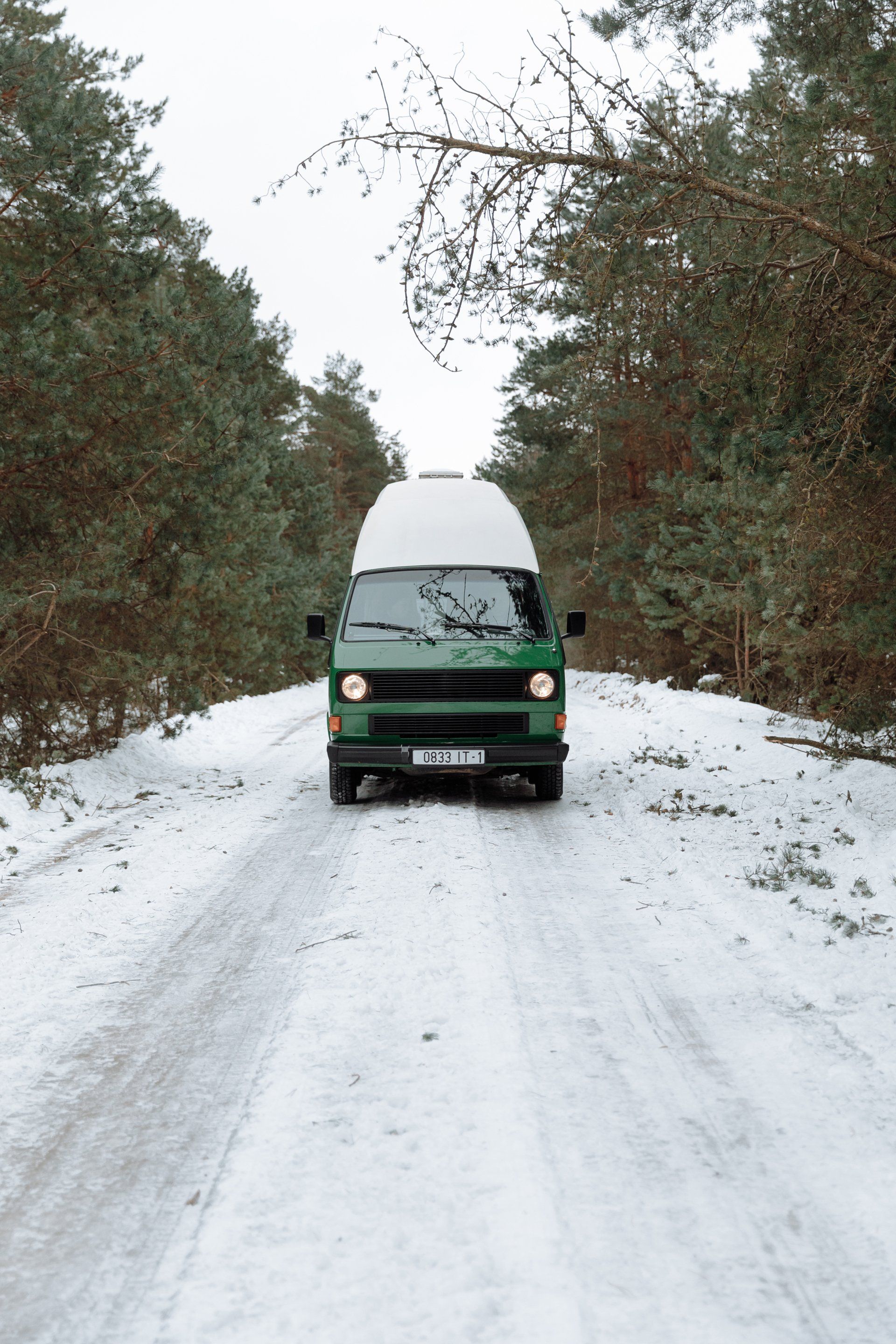 camper Volkswagen T3 in sneeuw