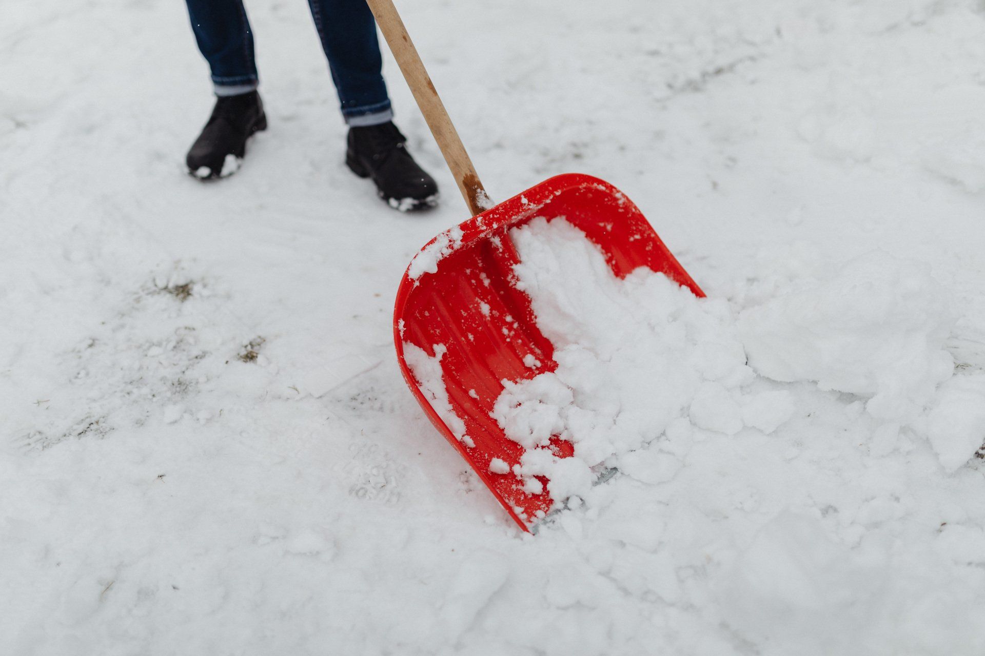 5 Tips on How to Avoid Injury When Shoveling