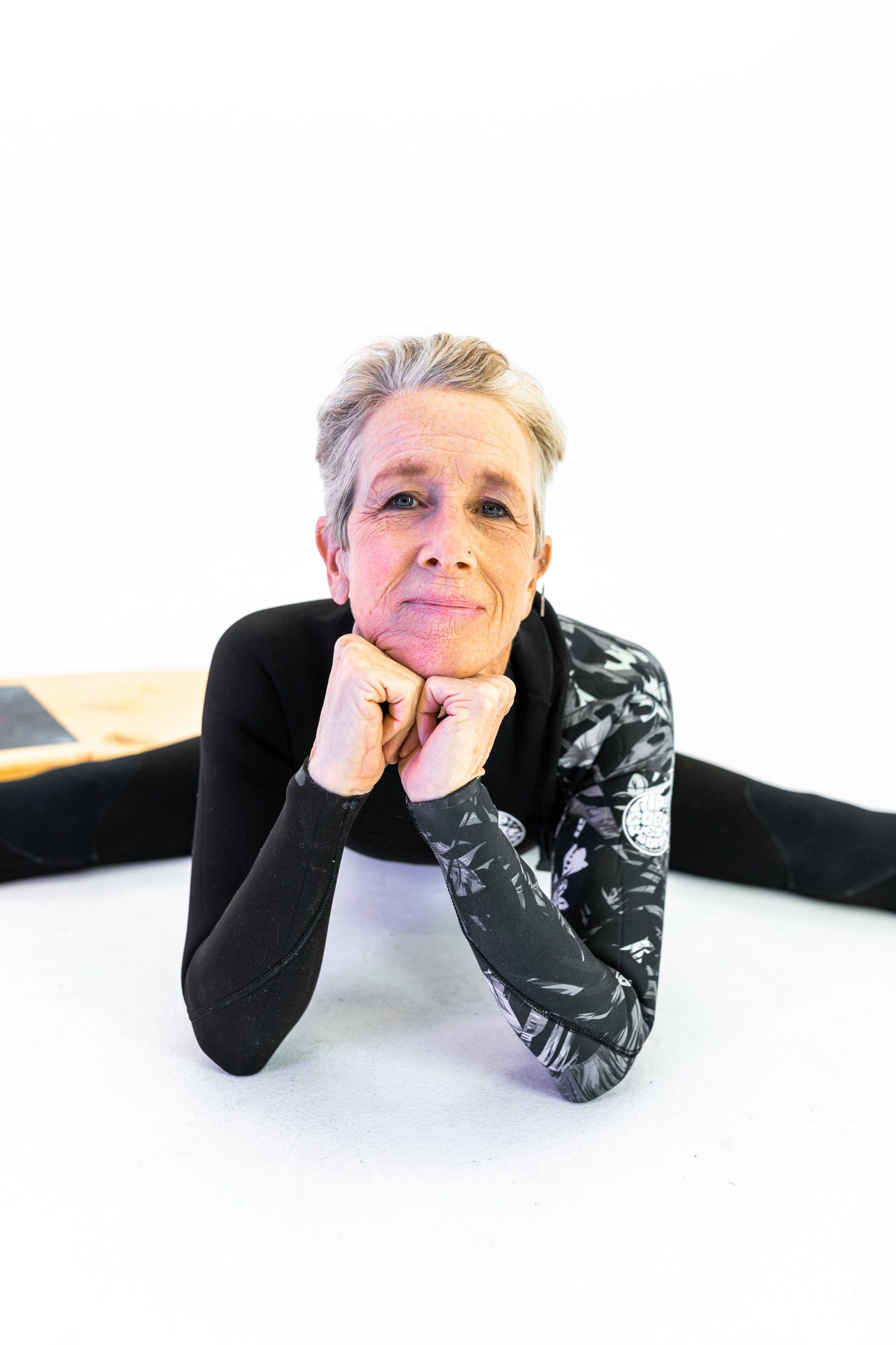 Une femme est allongée sur le ventre, les jambes croisées.