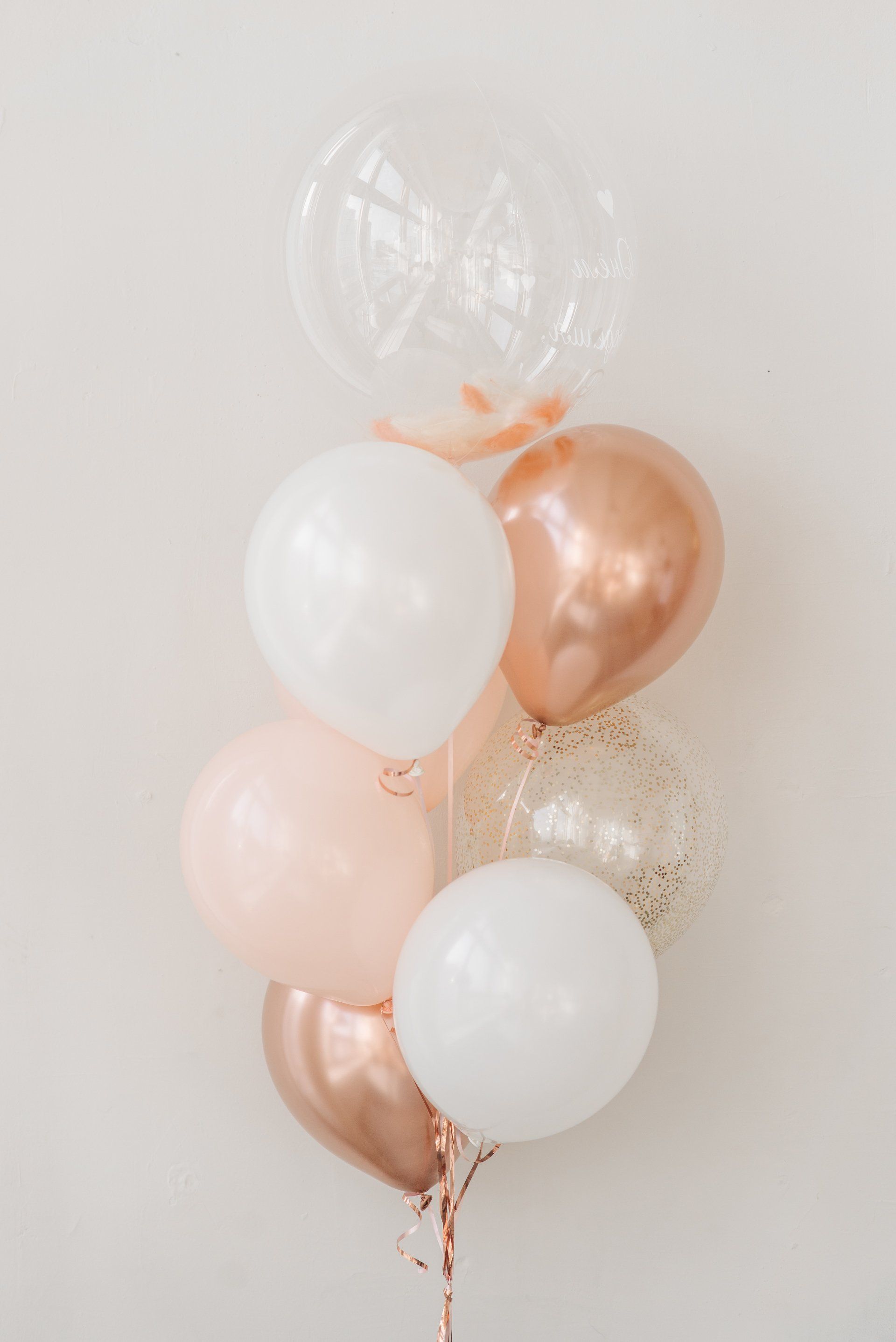 Auf dem Bild sind drei Luftballons zu sehen für eine Geburtstagsparty
