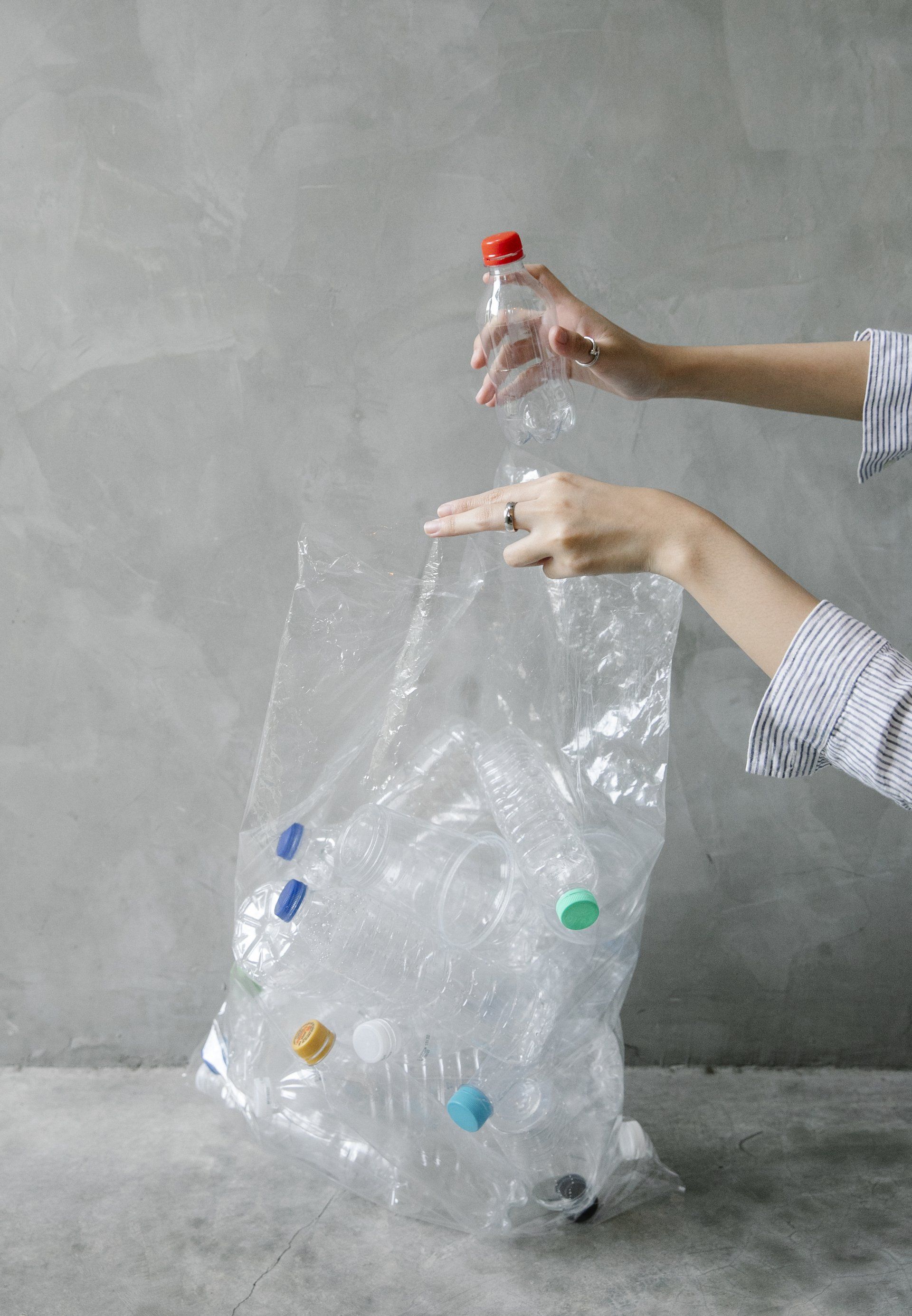 Sammeln von Pfandflaschen - ab 2022 werden es auch Saft und Gemüsesaftflachen sein.