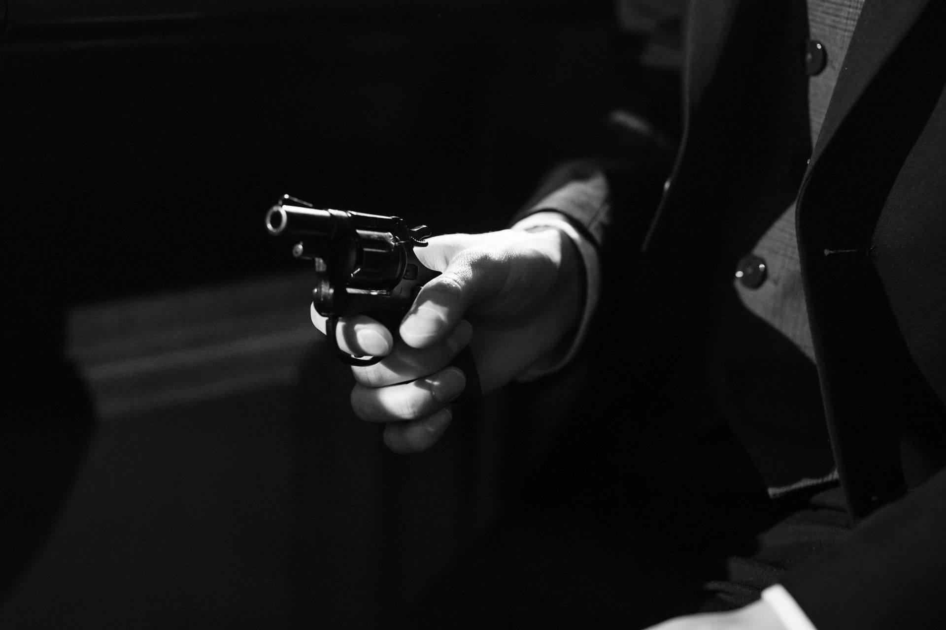 Una persona tiene in mano una pistola giocattolo
