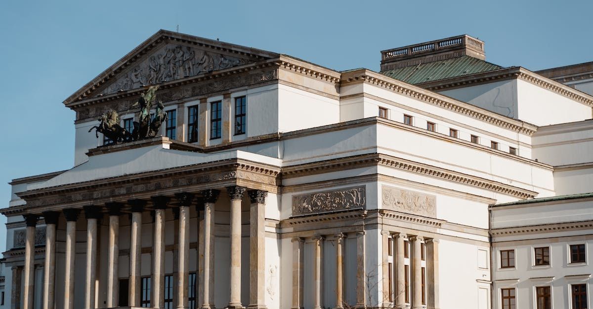 Klassizistisches Gebäude mit Säulen und aufwendigen Verzierungen.