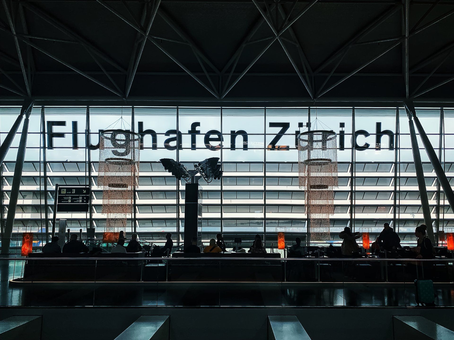 Het woord zurich dat op een gebouw staat