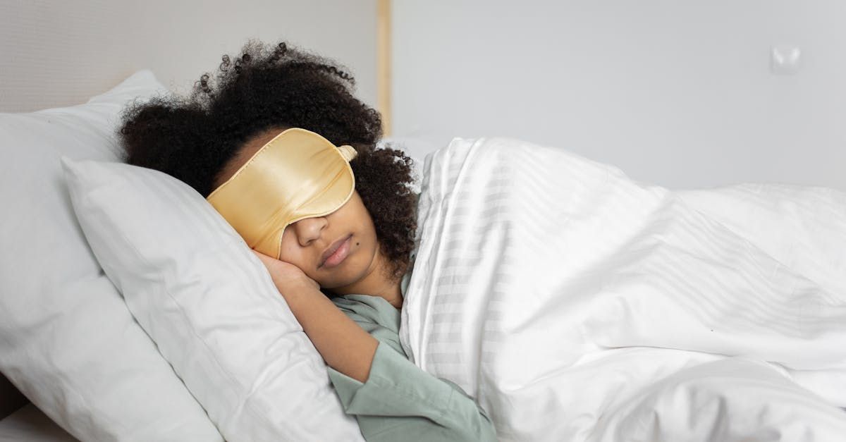 Femme qui dort bien - 12 conseils pour améliorer son sommeil