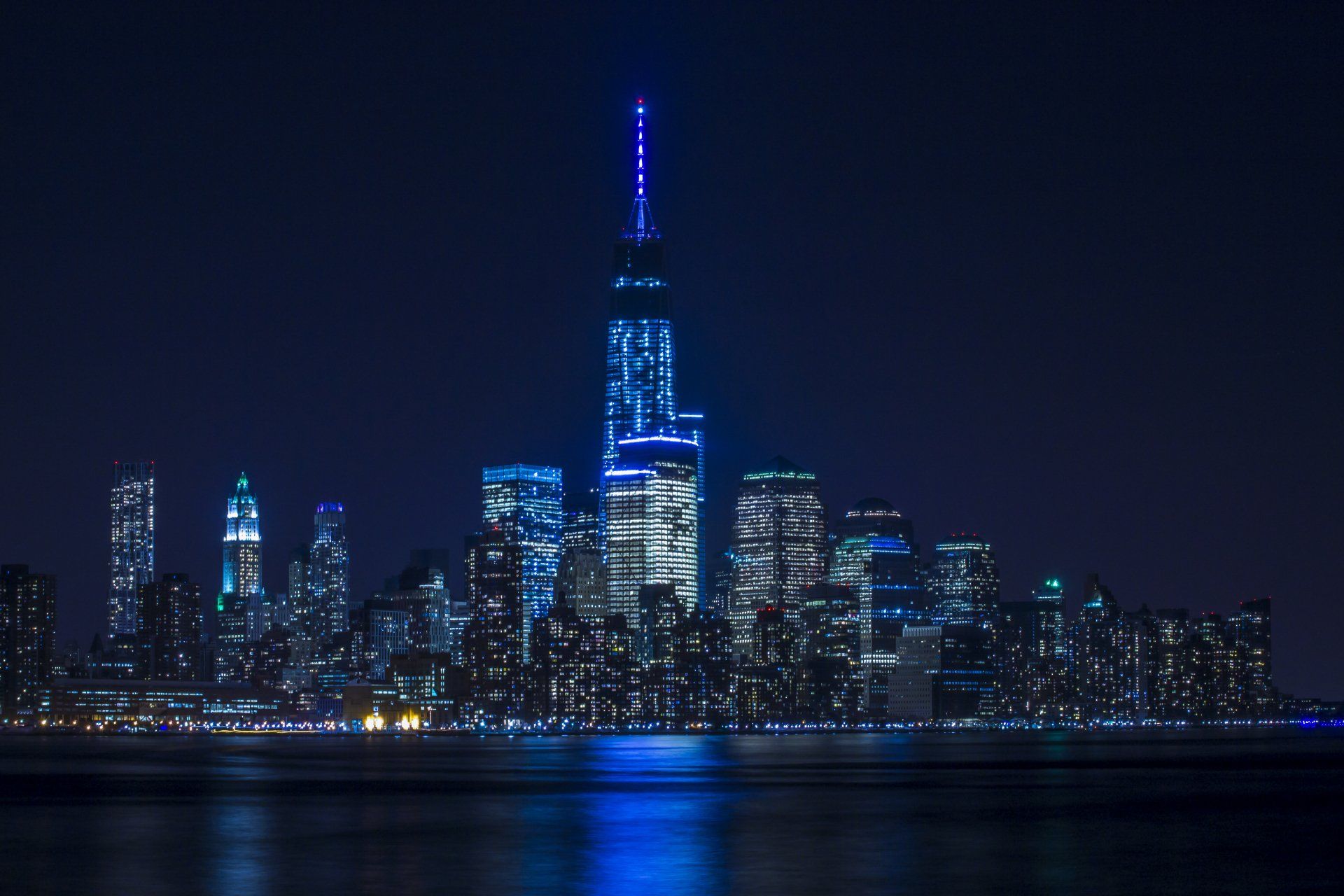 profil av storstad som går mot blått