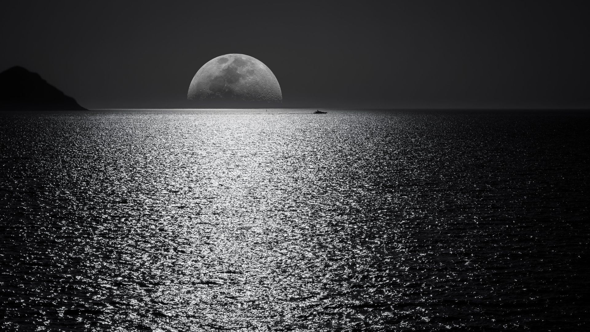 Maan bij de zee