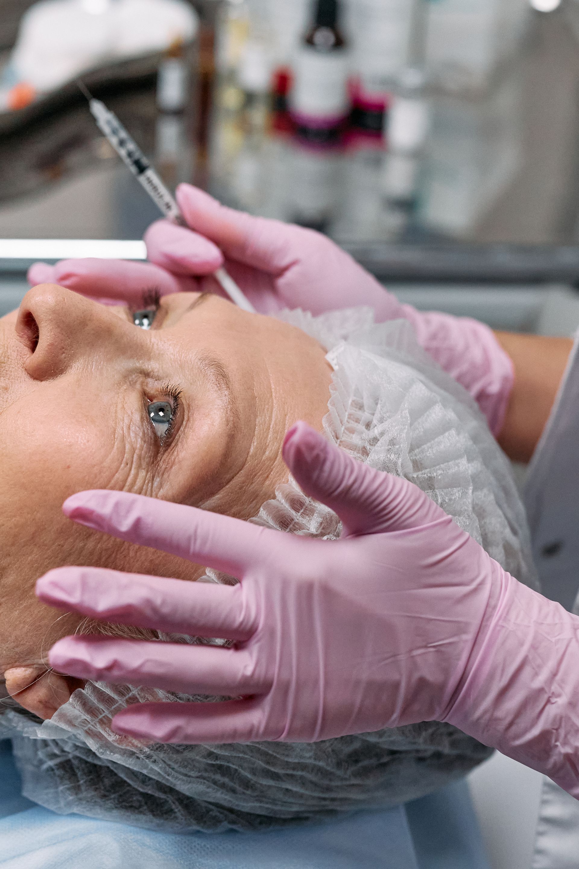 Una mujer recibe una inyección de botox en la cara.
