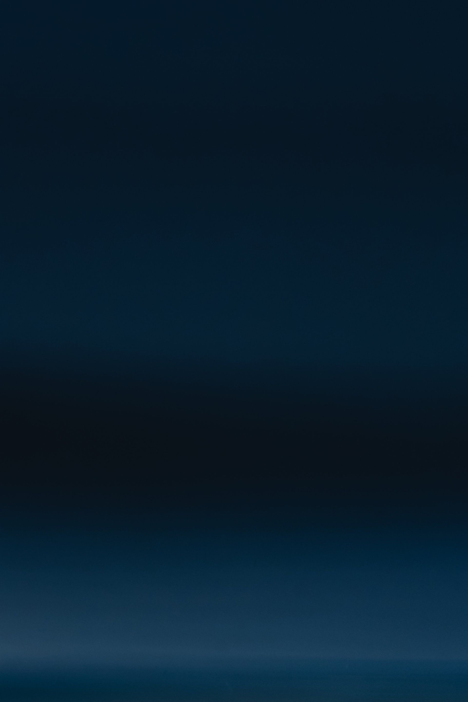 Um fundo azul escuro com um gradiente no meio