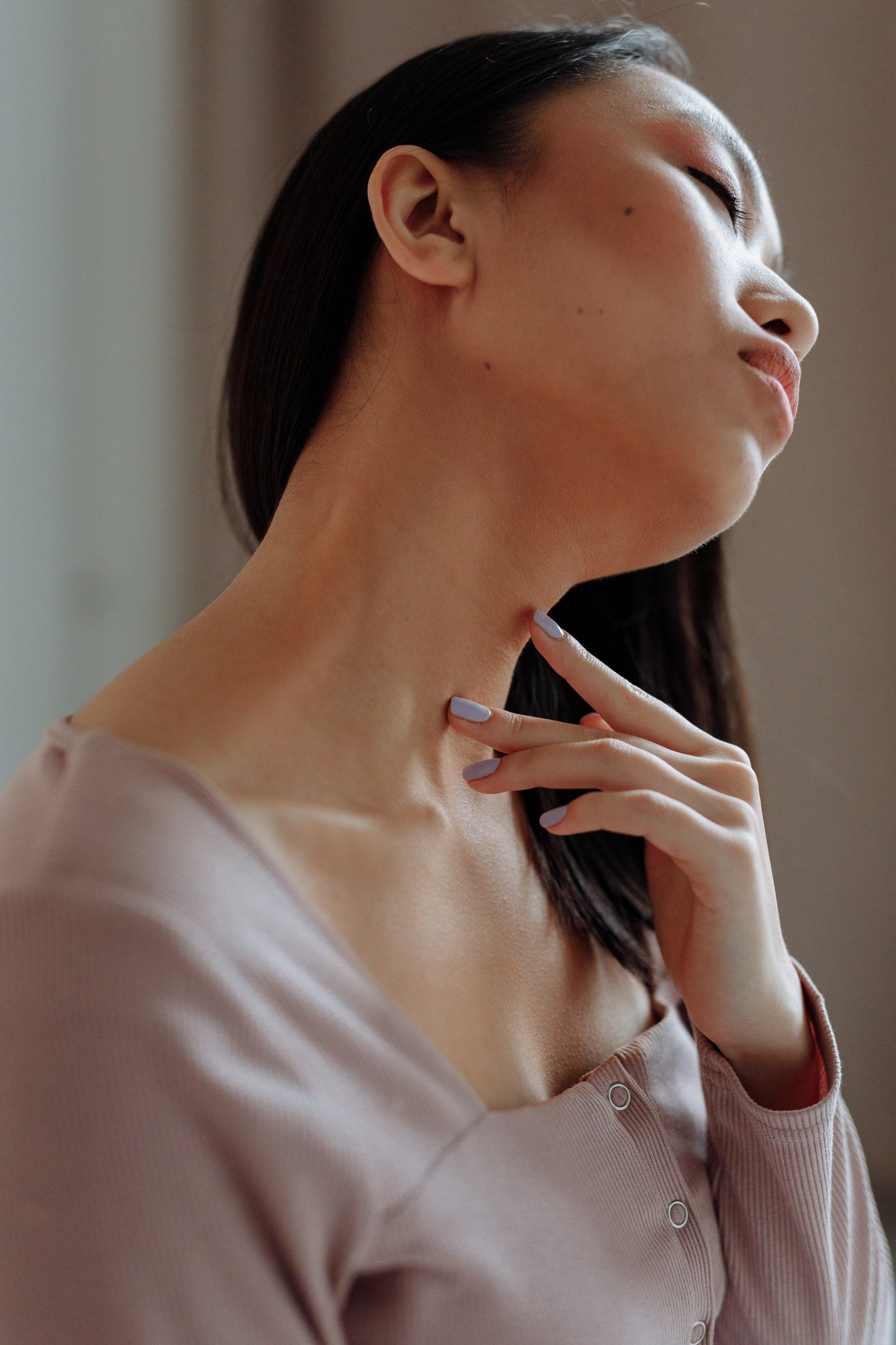 Beautifully defined neck.